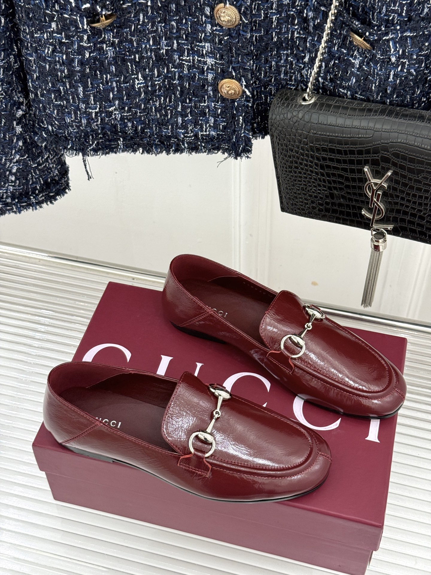Gucci/古驰经典马衔扣踩跟乐福鞋 自1953年诞生的传奇符号 是优雅与自在的永恒注解。 Gucci经典马衔扣踩跟乐福