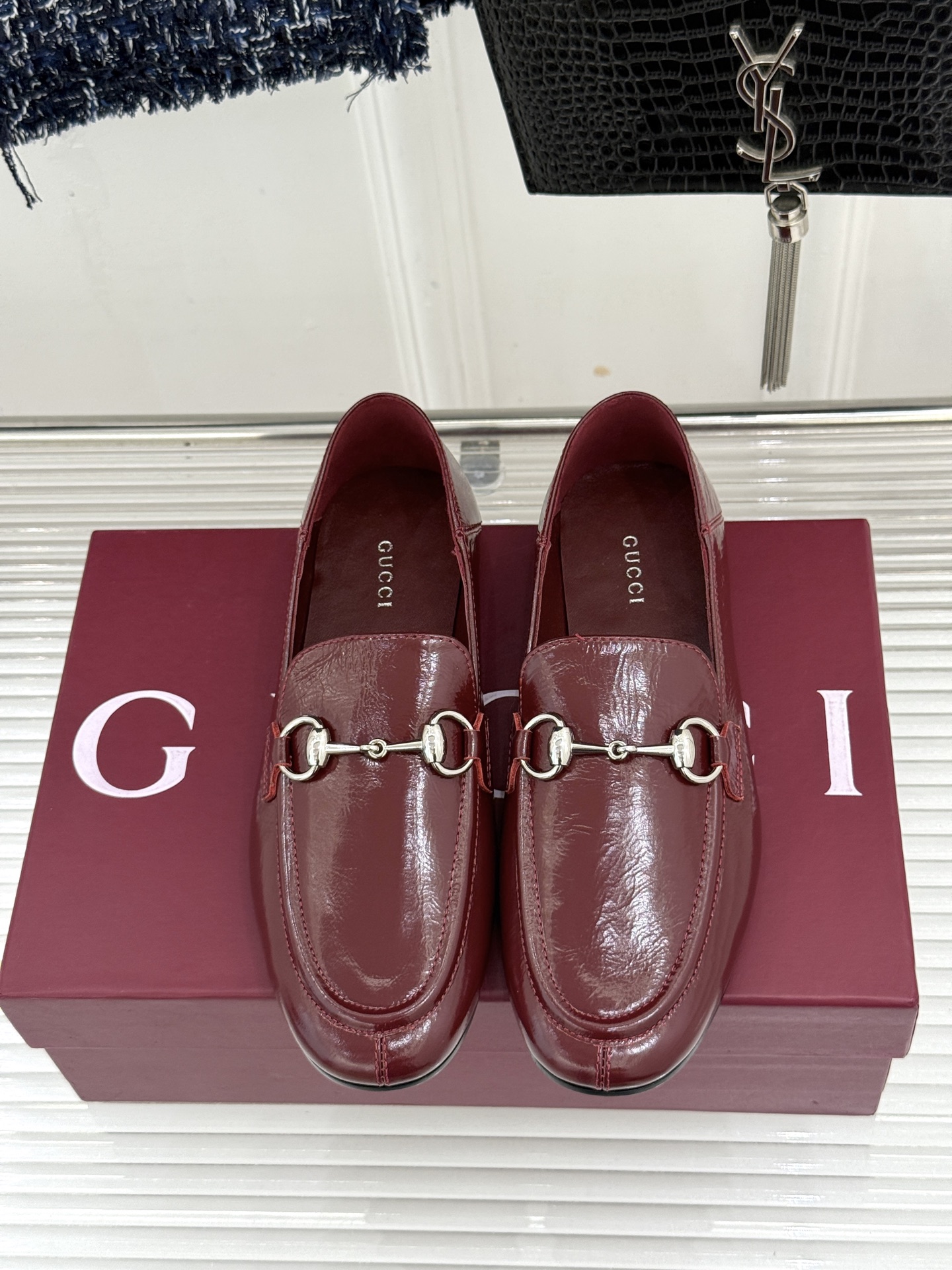 Gucci/古驰经典马衔扣踩跟乐福鞋 自1953年诞生的传奇符号 是优雅与自在的永恒注解。 Gucci经典马衔扣踩跟乐福