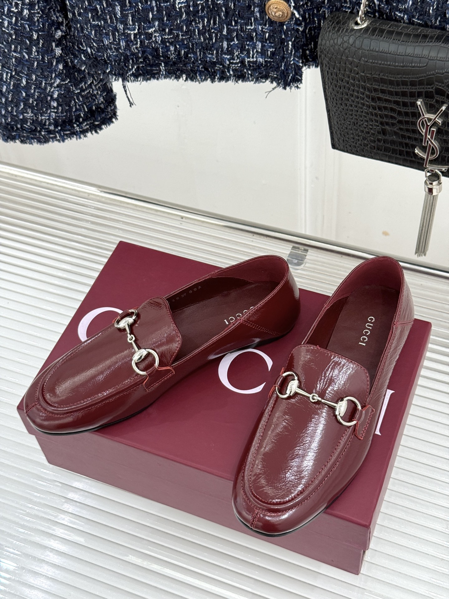 Gucci/古驰经典马衔扣踩跟乐福鞋 自1953年诞生的传奇符号 是优雅与自在的永恒注解。 Gucci经典马衔扣踩跟乐福
