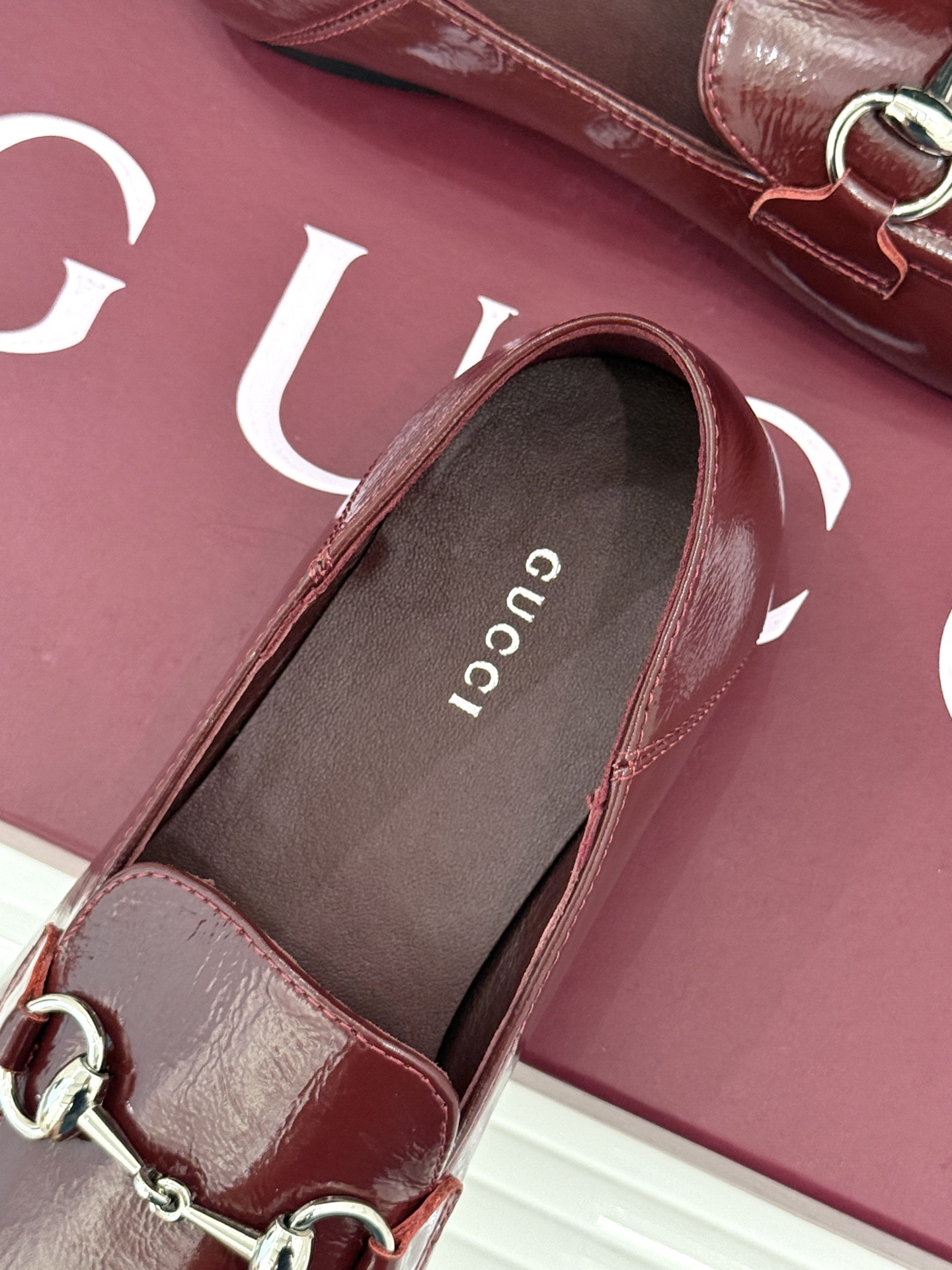 Gucci/古驰经典马衔扣踩跟乐福鞋 自1953年诞生的传奇符号 是优雅与自在的永恒注解。 Gucci经典马衔扣踩跟乐福
