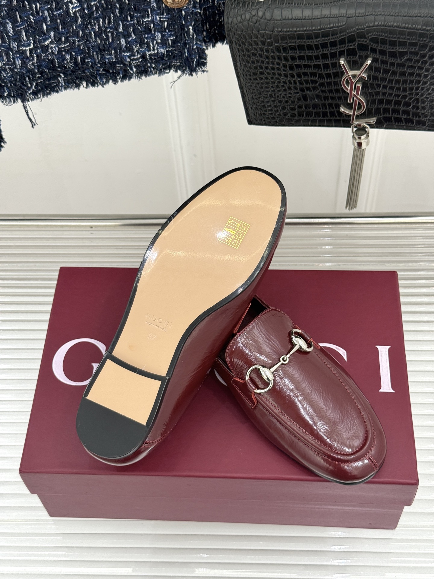 Gucci/古驰经典马衔扣踩跟乐福鞋 自1953年诞生的传奇符号 是优雅与自在的永恒注解。 Gucci经典马衔扣踩跟乐福