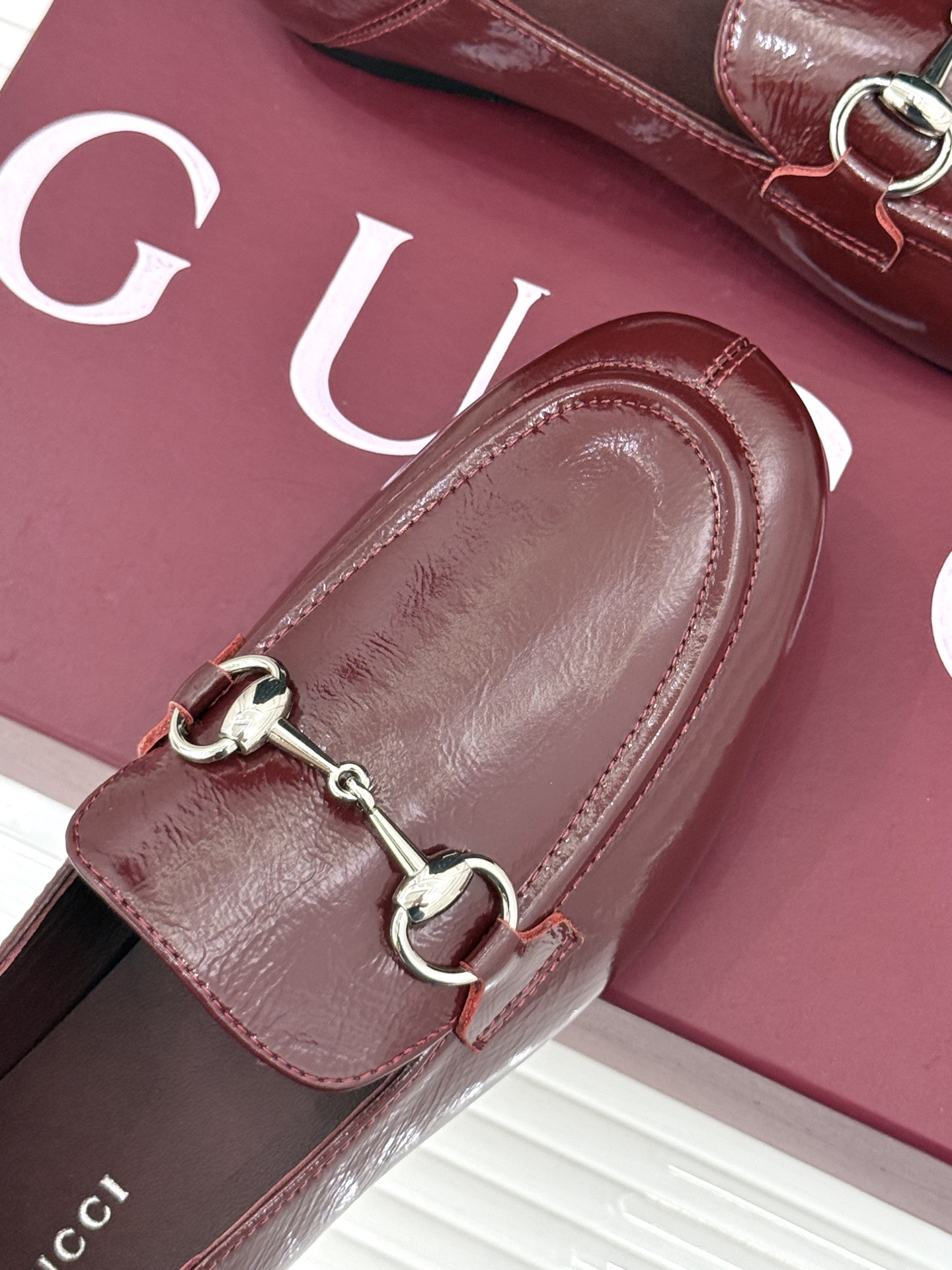 Gucci/古驰经典马衔扣踩跟乐福鞋 自1953年诞生的传奇符号 是优雅与自在的永恒注解。 Gucci经典马衔扣踩跟乐福