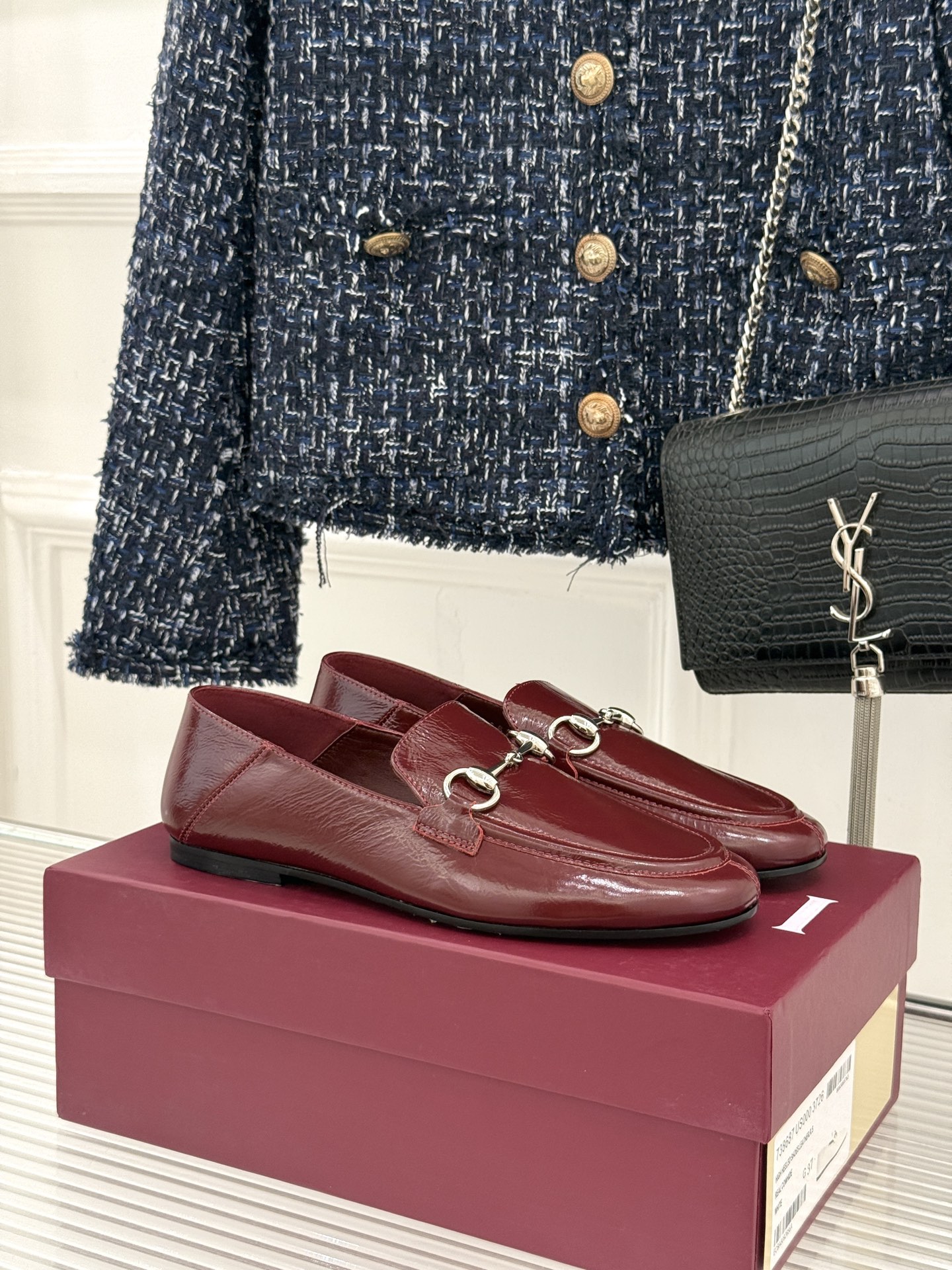 NO:958696,Gucci/Gucci classic horsebit heeled loafers, a legendary symbol born in 1953, are an eternal annotation of elegance and ease. Gucci classic horsebit heeled loafers are made of smooth leather tanned with Florentine craftsmanship. The rounded toe box wraps clean lines. The iconic silver horsebit quietly shines, engraved with equestrian origins and brand glory. The step-on heel design can be worn in two ways, allowing you to switch between formal and lazy postures.  When walking, the leather is lightly attached to the instep, comfortable and unrestricted, and low-key reveals the relaxed elegance of 'old money style'. Whether it is the sophistication of suit pants or the softness of a skirt, it is suitable for telling the timelessness of luxury and the independent style of contemporary women. The fabric is made of original customized cowhide, and the lining of the toes is all sheepskin. The genuine leather outsole imported from Italy size35-39 (customized at 40/41/42)  No.96220260804,loafers,gucci,gucci,loafers,skirts,business suit,cowhide,sheepskin,Leather soles19860909Gucci/古驰经典马衔扣踩跟乐福鞋 自1953年诞生的传奇符号 是优雅与自在的永恒注解. Gucci经典马衔扣踩跟乐福鞋 以佛罗伦萨匠心鞣制柔滑皮革 圆润鞋头包裹利落线条 标志性银质马衔扣静静闪耀 镌刻马术渊源与品牌荣耀. 可踩下的后跟设计 一鞋两穿 随性切换正式与慵懒姿态. 行走间 皮革轻贴足背 舒适无拘 低调流露“老钱风”的松弛贵气. 无论是西装裤的干练 还是半身裙的柔美 它都适配 诉说奢华的隽永与当代女性的独立格调. 面料采用原版定制牛皮 内里踮脚均为羊皮 意大利进口真皮大底 size35-39（40/41/42定制） 编号96220260804,乐福鞋,gucci,gucci,loafers,skirts,business suit,cowhide,sheepskin,Leather soles,Women's Shoes
