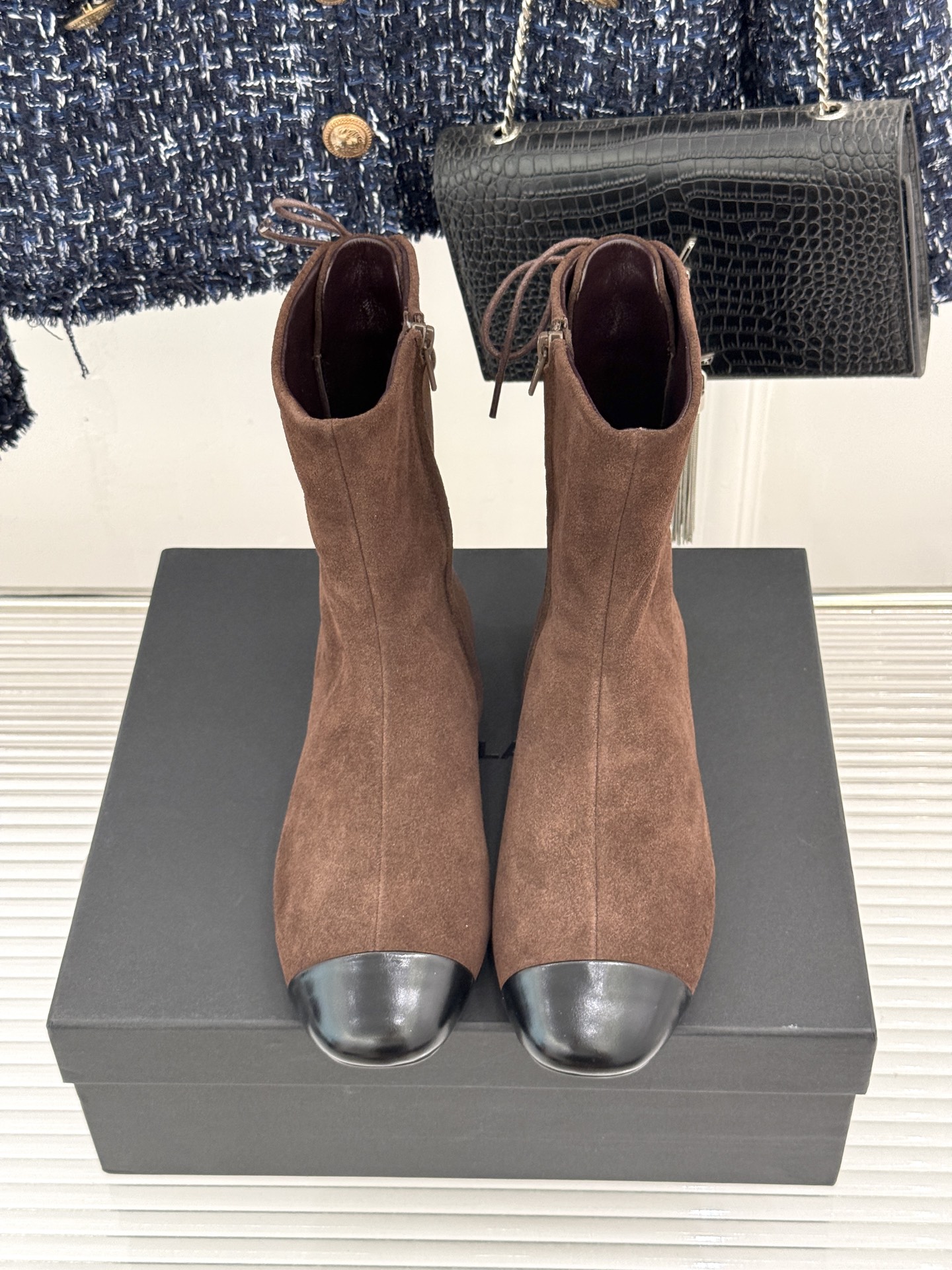 DYMONLATRY 26WF新品 拼色绑带侧拉链平底短靴 拼色撞出冷冽高级感 绑带勾勒利落鞋身线条 侧拉链穿脱超省心 DYMONLATRY 26WF新品 拼色绑带侧拉链平底短靴 拼色撞出冷冽高级感 绑带勾勒利落鞋身线条 侧拉链穿脱超省心