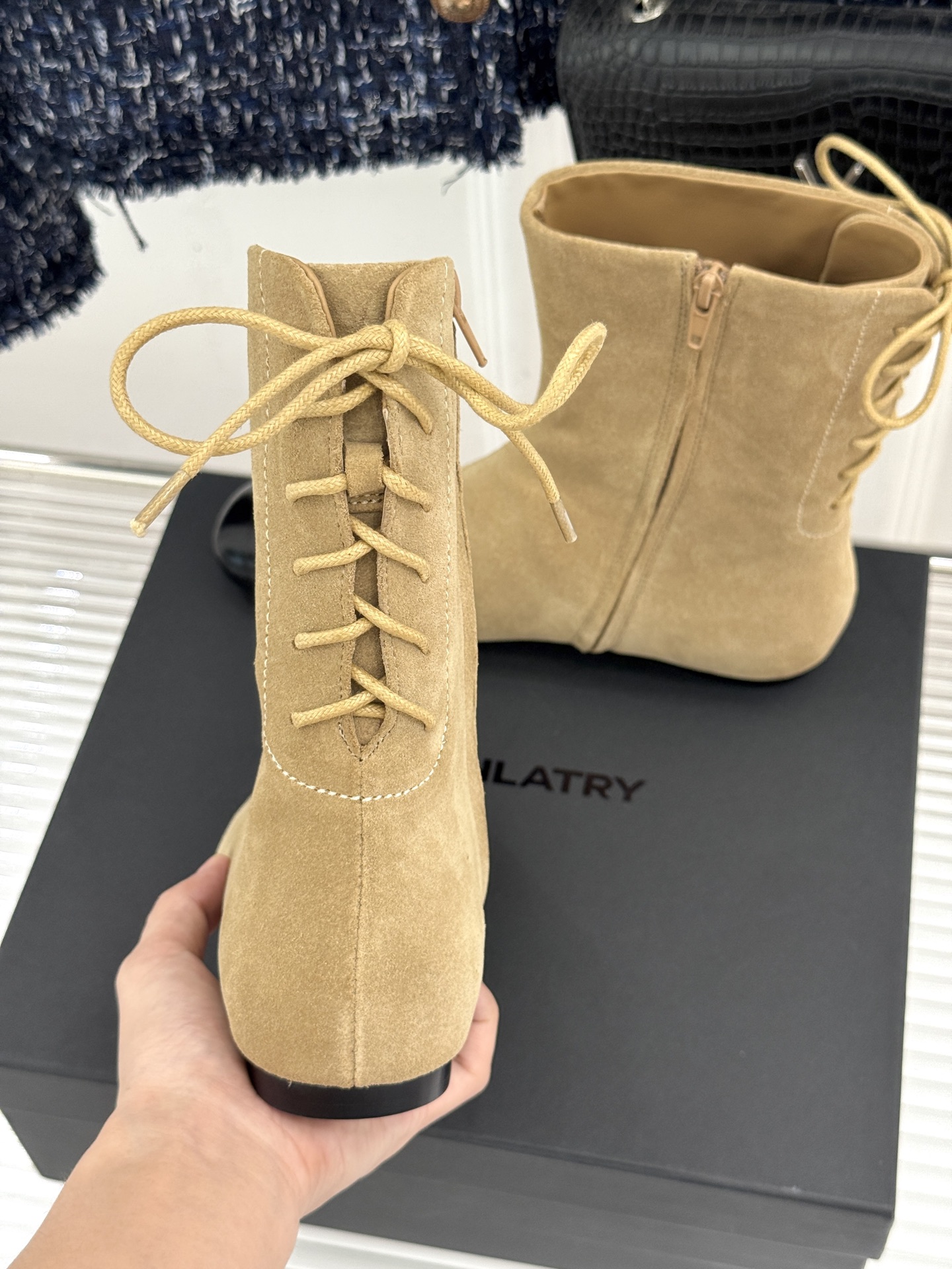 DYMONLATRY 26WF新品 拼色绑带侧拉链平底短靴 拼色撞出冷冽高级感 绑带勾勒利落鞋身线条 侧拉链穿脱超省心 DYMONLATRY 26WF新品 拼色绑带侧拉链平底短靴 拼色撞出冷冽高级感 绑带勾勒利落鞋身线条 侧拉链穿脱超省心