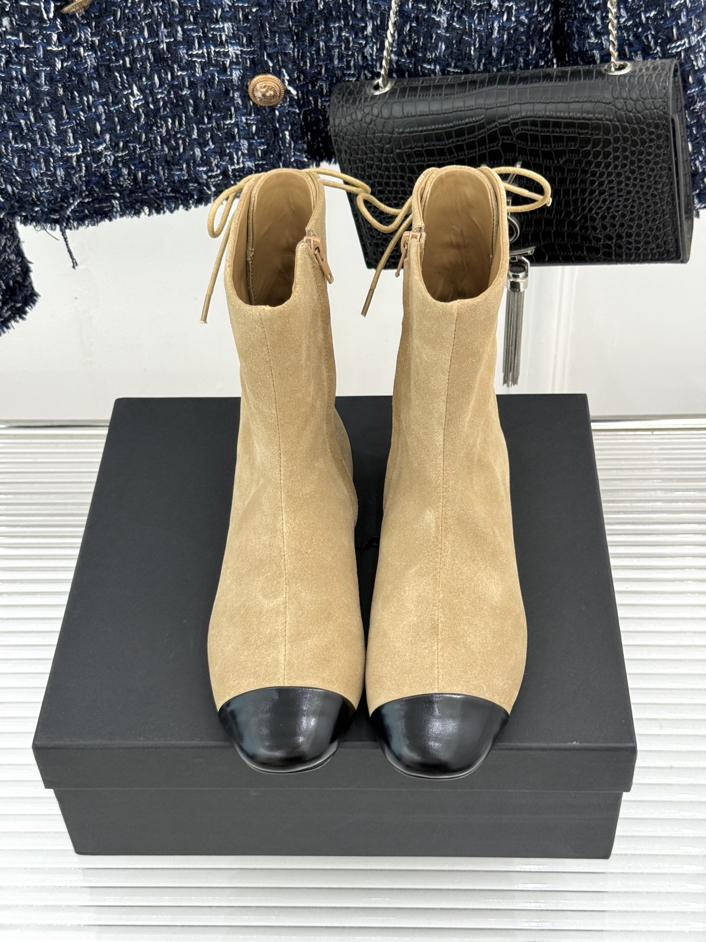 DYMONLATRY 26WF新品 拼色绑带侧拉链平底短靴 拼色撞出冷冽高级感 绑带勾勒利落鞋身线条 侧拉链穿脱超省心 DYMONLATRY 26WF新品 拼色绑带侧拉链平底短靴 拼色撞出冷冽高级感 绑带勾勒利落鞋身线条 侧拉链穿脱超省心