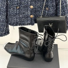 DYMONLATRY 26WF新品 拼色绑带侧拉链平底短靴 拼色撞出冷冽高级感 绑带勾勒利落鞋身线条 侧拉链穿脱超省心 DYMONLATRY 26WF新品 拼色绑带侧拉链平底短靴 拼色撞出冷冽高级感 绑带勾勒利落鞋身线条 侧拉链穿脱超省心