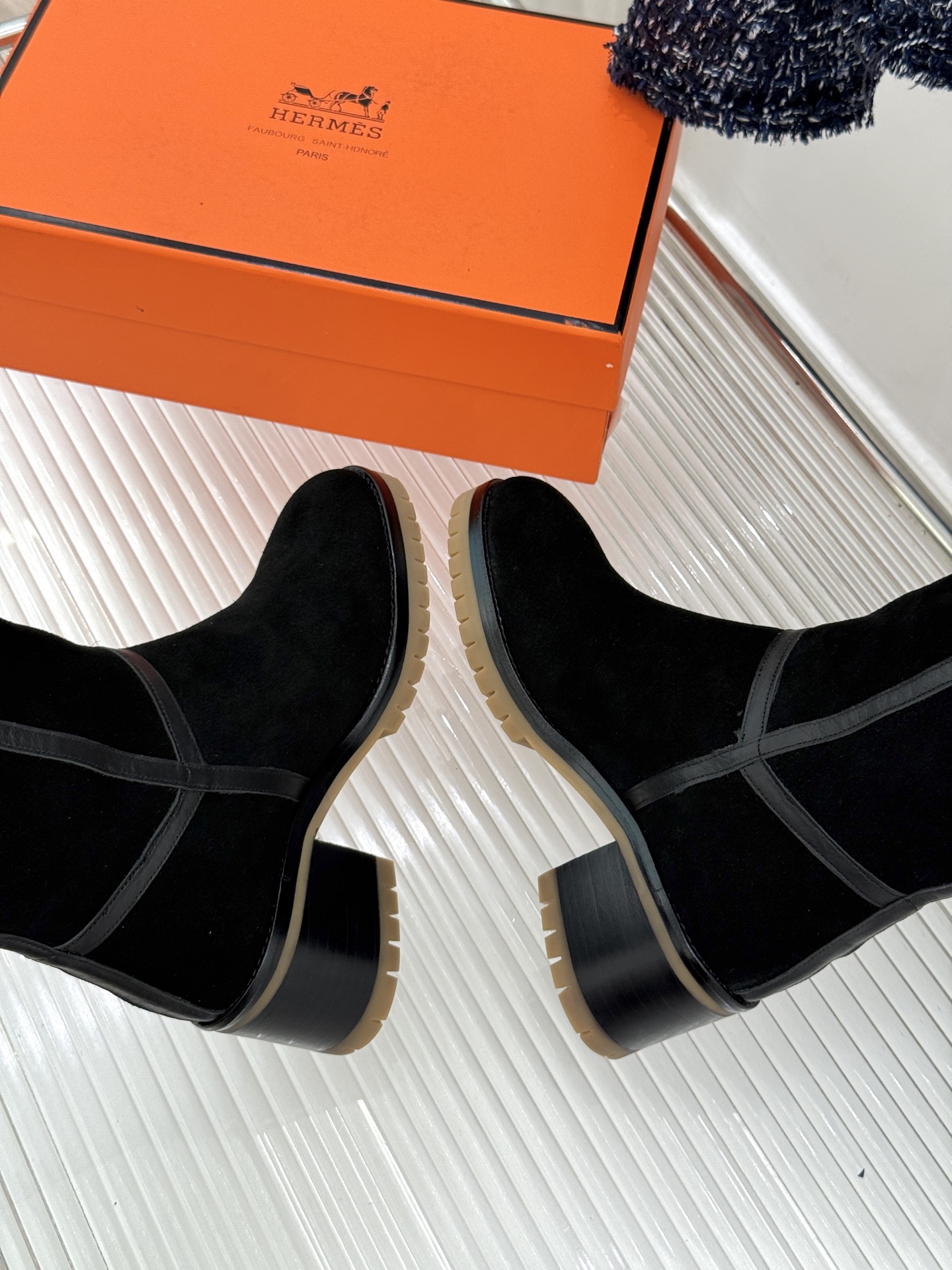 Hermès/爱马仕26WF新品 两穿翻折粗跟雪地靴 翻折两穿解锁双重风格 粗跟稳当久走不累脚 羊羔毛内里锁温超保暖 细 Hermès/爱马仕26WF新品 两穿翻折粗跟雪地靴 翻折两穿解锁双重风格 粗跟稳当久走不累脚 羊羔毛内里锁温超保暖 细