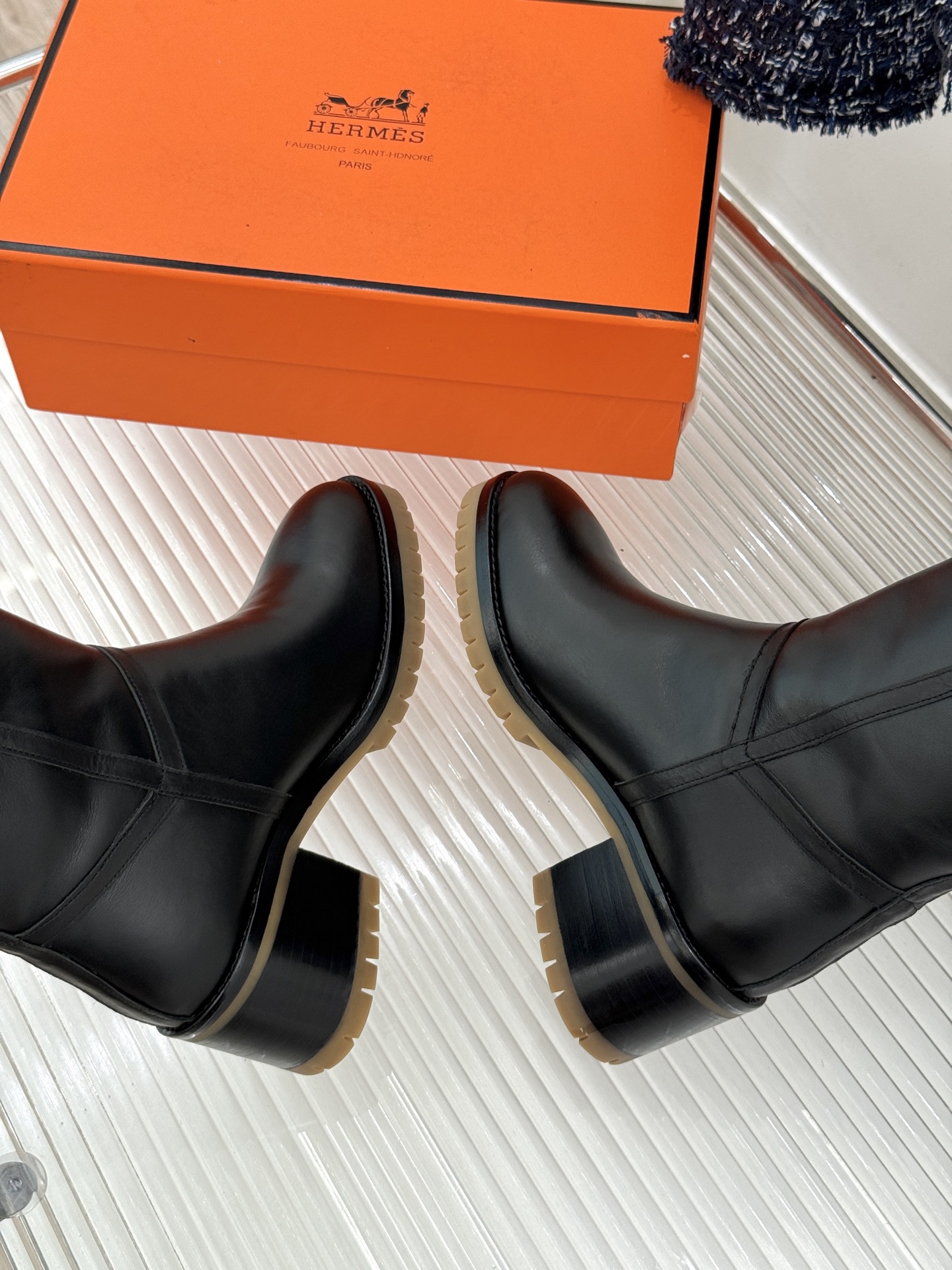 Hermès/爱马仕26WF新品 两穿翻折粗跟雪地靴 翻折两穿解锁双重风格 粗跟稳当久走不累脚 羊羔毛内里锁温超保暖 细 Hermès/爱马仕26WF新品 两穿翻折粗跟雪地靴 翻折两穿解锁双重风格 粗跟稳当久走不累脚 羊羔毛内里锁温超保暖 细