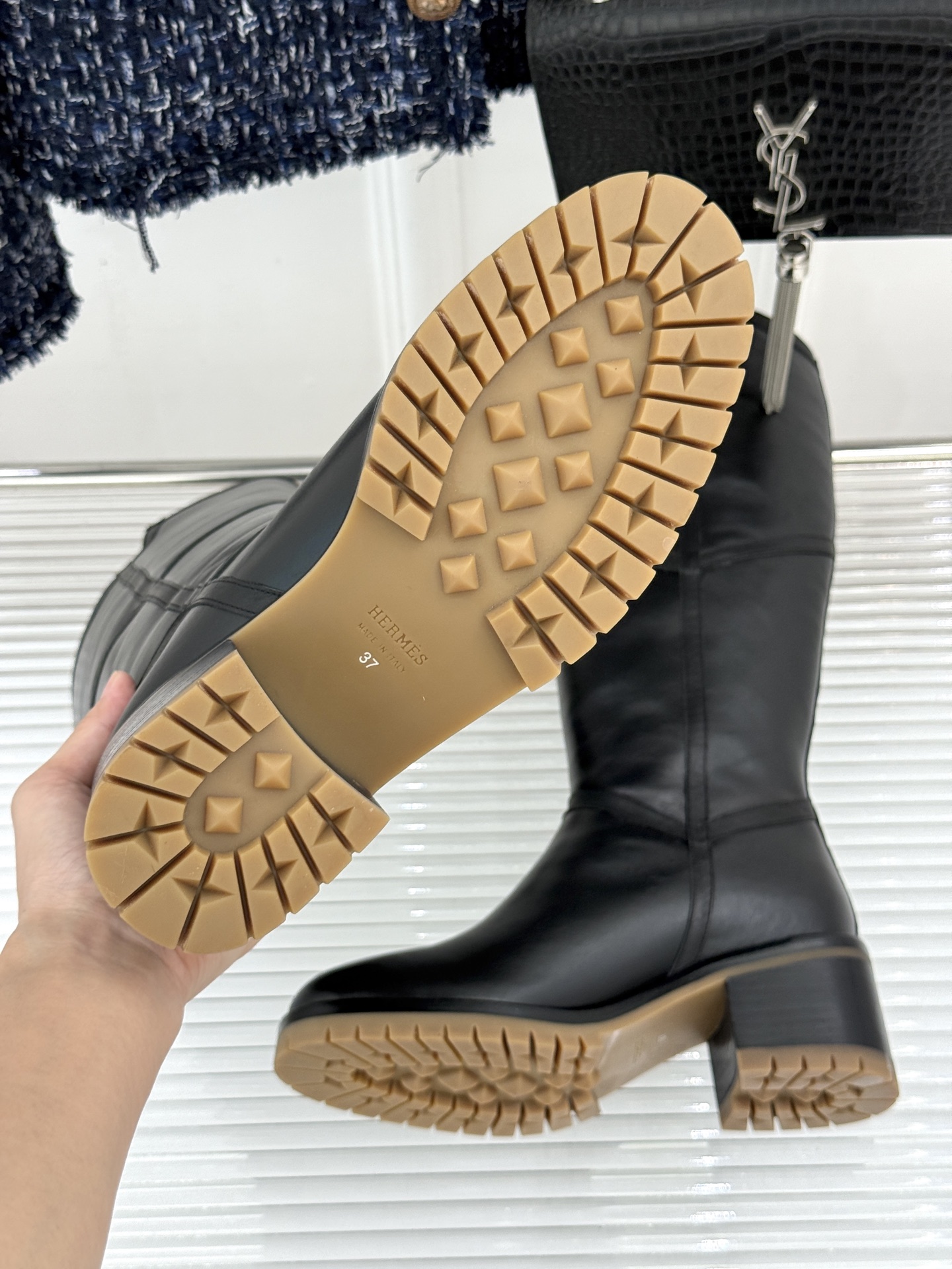 Hermès/爱马仕26WF新品 两穿翻折粗跟雪地靴 翻折两穿解锁双重风格 粗跟稳当久走不累脚 羊羔毛内里锁温超保暖 细 Hermès/爱马仕26WF新品 两穿翻折粗跟雪地靴 翻折两穿解锁双重风格 粗跟稳当久走不累脚 羊羔毛内里锁温超保暖 细