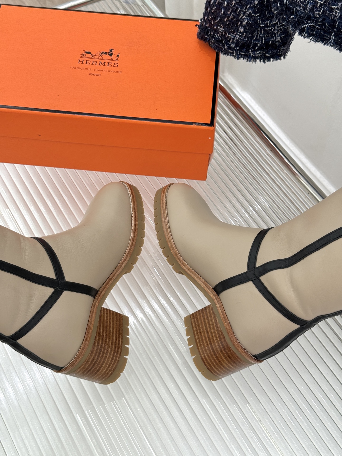 Hermès/爱马仕26WF新品 两穿翻折粗跟雪地靴 翻折两穿解锁双重风格 粗跟稳当久走不累脚 羊羔毛内里锁温超保暖 细 Hermès/爱马仕26WF新品 两穿翻折粗跟雪地靴 翻折两穿解锁双重风格 粗跟稳当久走不累脚 羊羔毛内里锁温超保暖 细