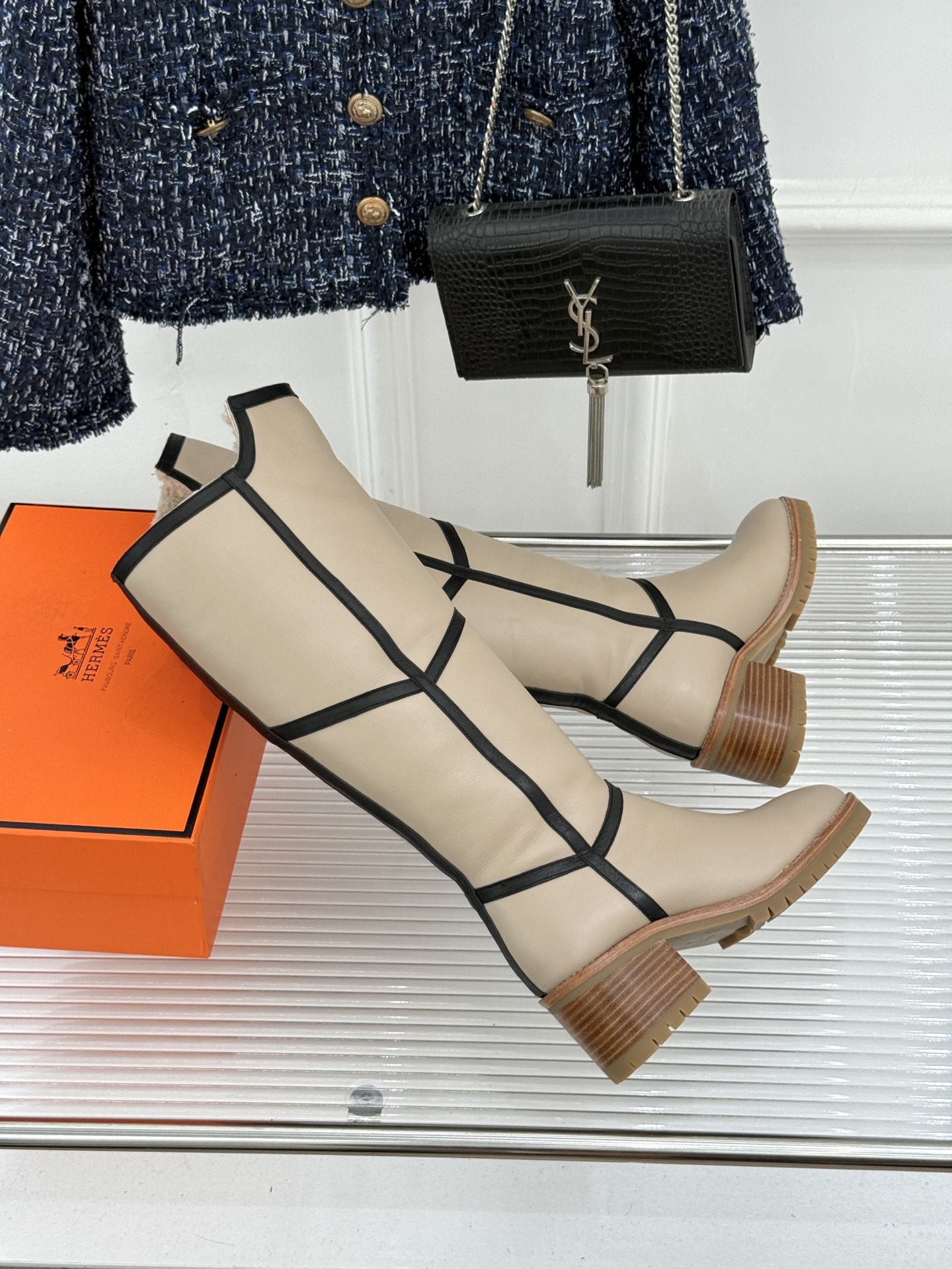 Hermès/爱马仕26WF新品 两穿翻折粗跟雪地靴 翻折两穿解锁双重风格 粗跟稳当久走不累脚 羊羔毛内里锁温超保暖 细 Hermès/爱马仕26WF新品 两穿翻折粗跟雪地靴 翻折两穿解锁双重风格 粗跟稳当久走不累脚 羊羔毛内里锁温超保暖 细