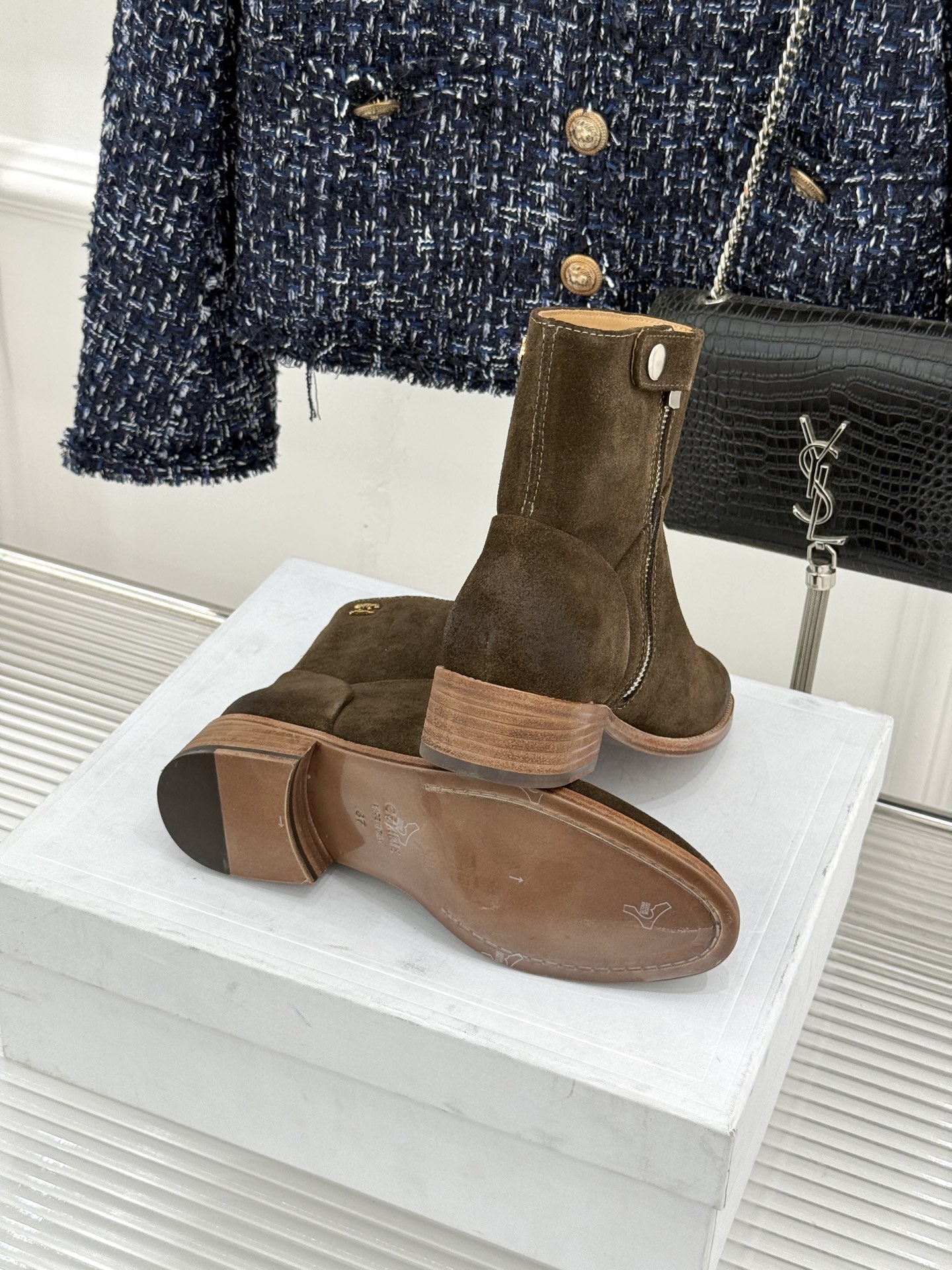 Celine /塞琳经典秋冬复古 西部缝线粗跟短长靴 秋冬穿搭的灵魂单品 经典款永不过时 鞋柜必备投资级单品 细节尽显品 Celine /塞琳经典秋冬复古 西部缝线粗跟短长靴 秋冬穿搭的灵魂单品 经典款永不过时 鞋柜必备投资级单品 细节尽显品
