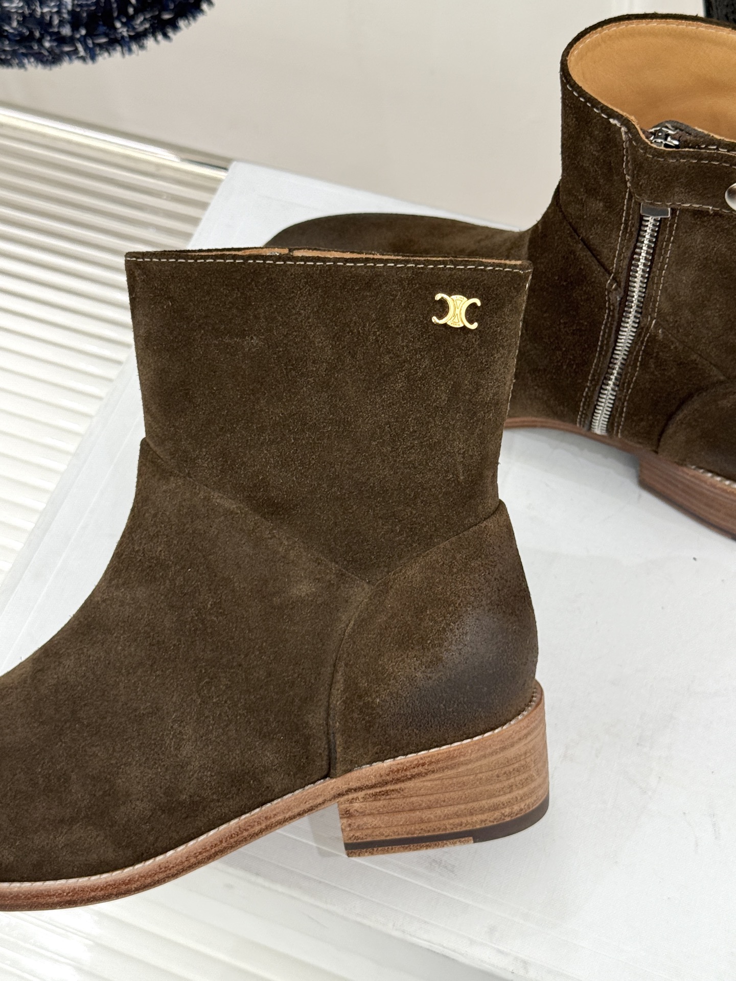 Celine /塞琳经典秋冬复古 西部缝线粗跟短长靴 秋冬穿搭的灵魂单品 经典款永不过时 鞋柜必备投资级单品 细节尽显品 Celine /塞琳经典秋冬复古 西部缝线粗跟短长靴 秋冬穿搭的灵魂单品 经典款永不过时 鞋柜必备投资级单品 细节尽显品