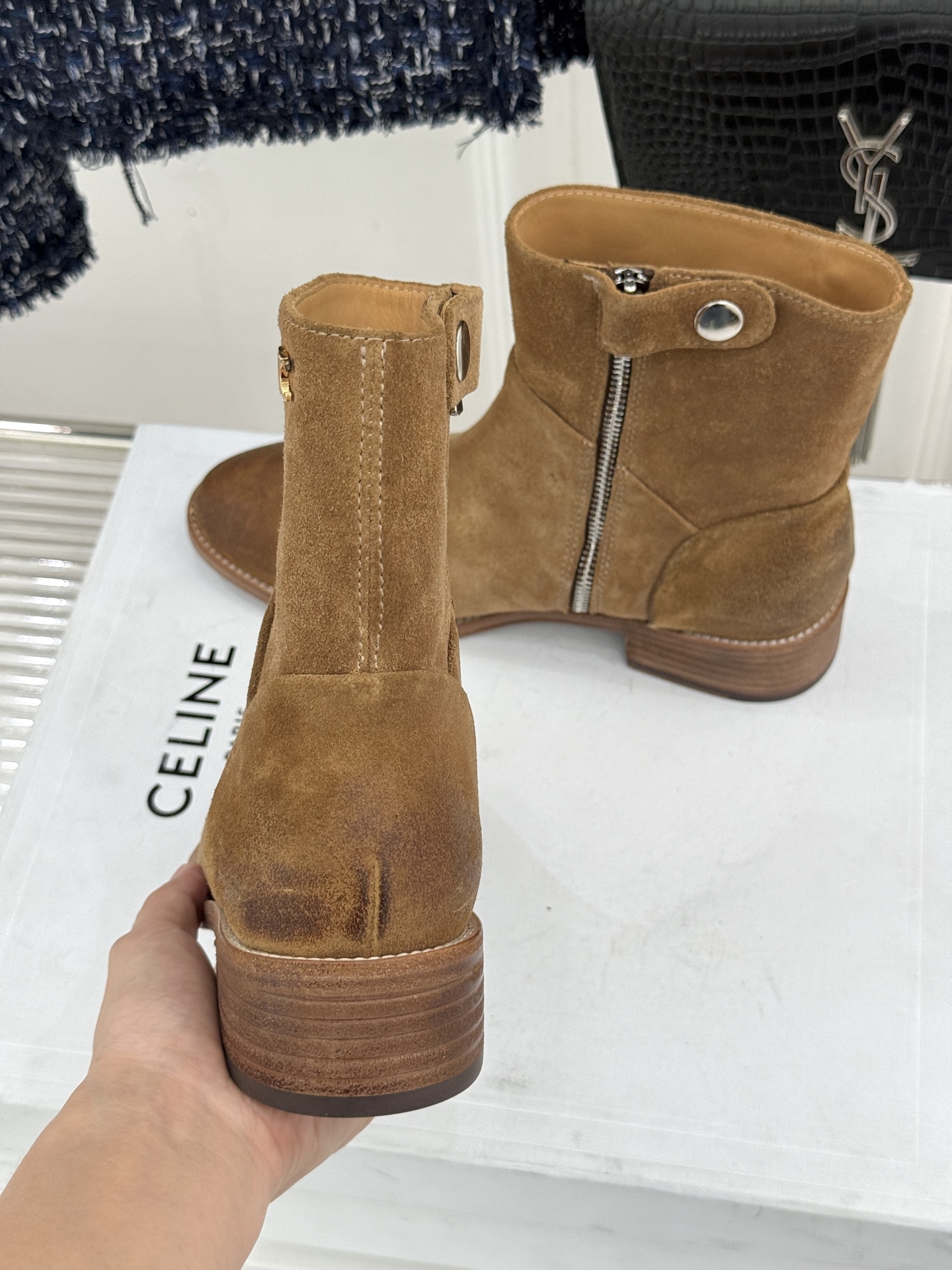 Celine /塞琳经典秋冬复古 西部缝线粗跟短长靴 秋冬穿搭的灵魂单品 经典款永不过时 鞋柜必备投资级单品 细节尽显品 Celine /塞琳经典秋冬复古 西部缝线粗跟短长靴 秋冬穿搭的灵魂单品 经典款永不过时 鞋柜必备投资级单品 细节尽显品