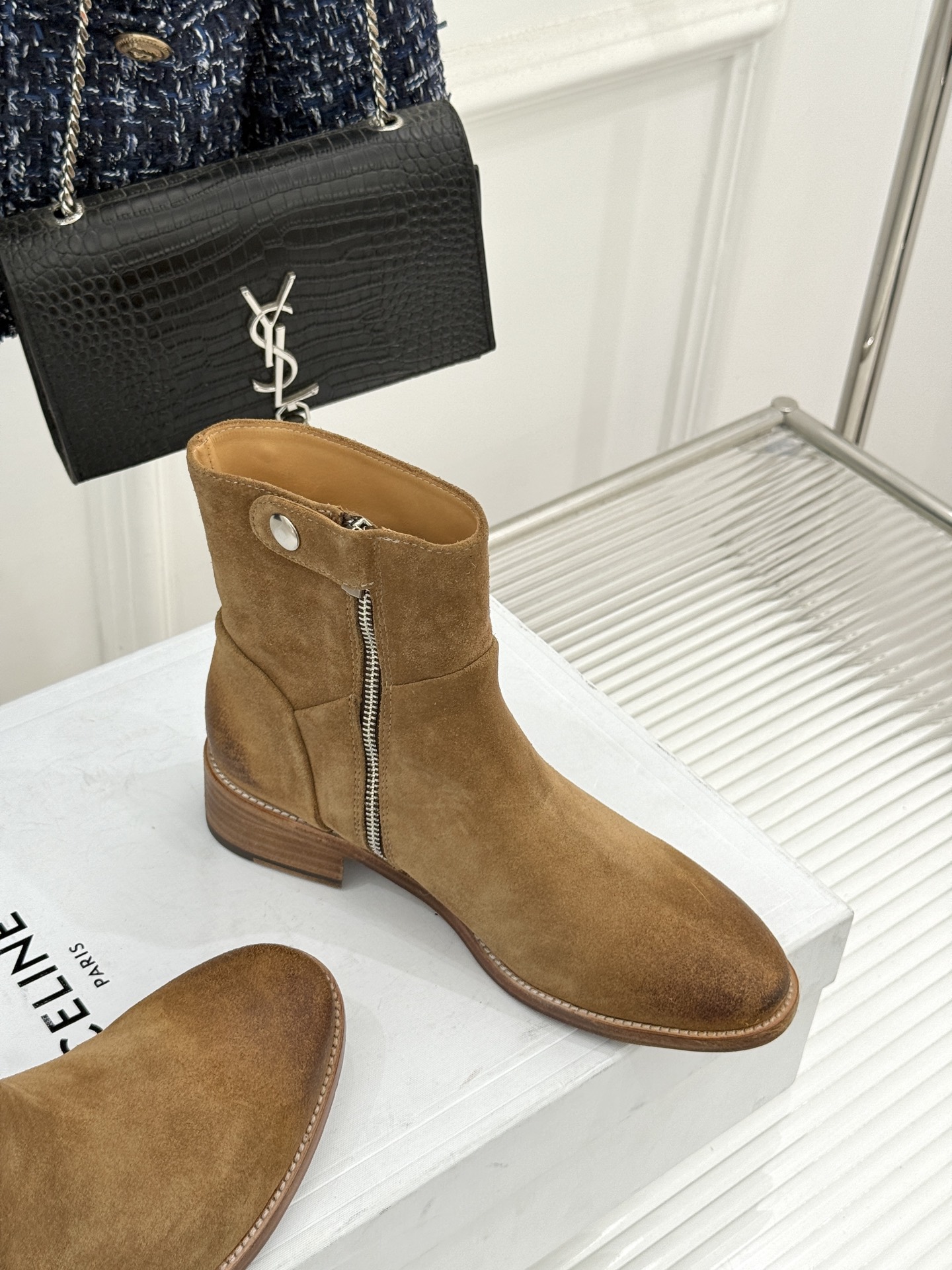 Celine /塞琳经典秋冬复古 西部缝线粗跟短长靴 秋冬穿搭的灵魂单品 经典款永不过时 鞋柜必备投资级单品 细节尽显品 Celine /塞琳经典秋冬复古 西部缝线粗跟短长靴 秋冬穿搭的灵魂单品 经典款永不过时 鞋柜必备投资级单品 细节尽显品