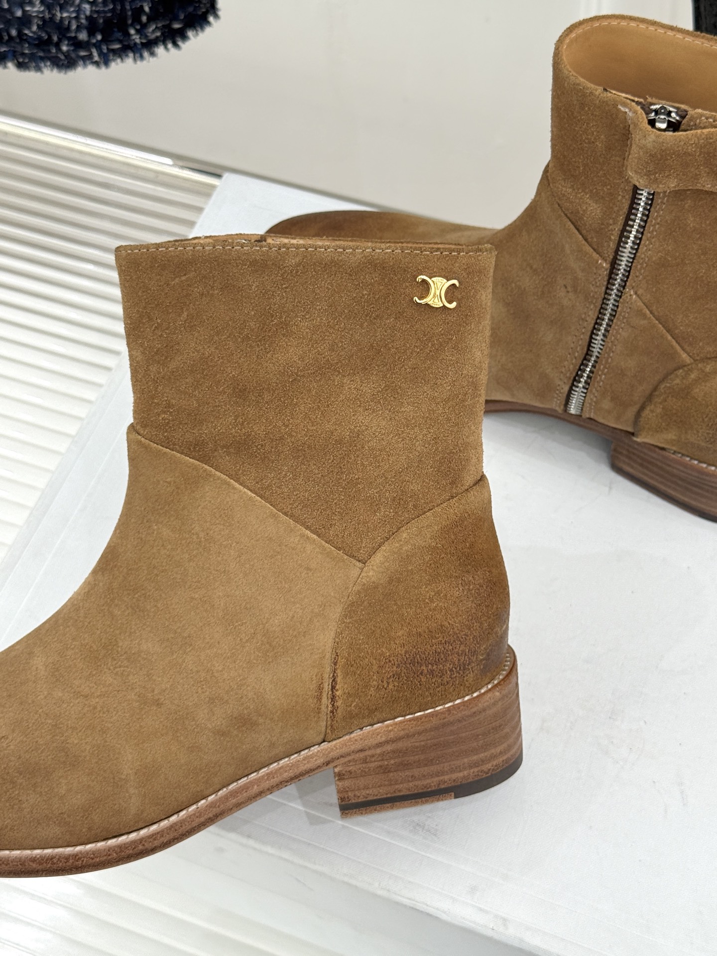 Celine /塞琳经典秋冬复古 西部缝线粗跟短长靴 秋冬穿搭的灵魂单品 经典款永不过时 鞋柜必备投资级单品 细节尽显品 Celine /塞琳经典秋冬复古 西部缝线粗跟短长靴 秋冬穿搭的灵魂单品 经典款永不过时 鞋柜必备投资级单品 细节尽显品