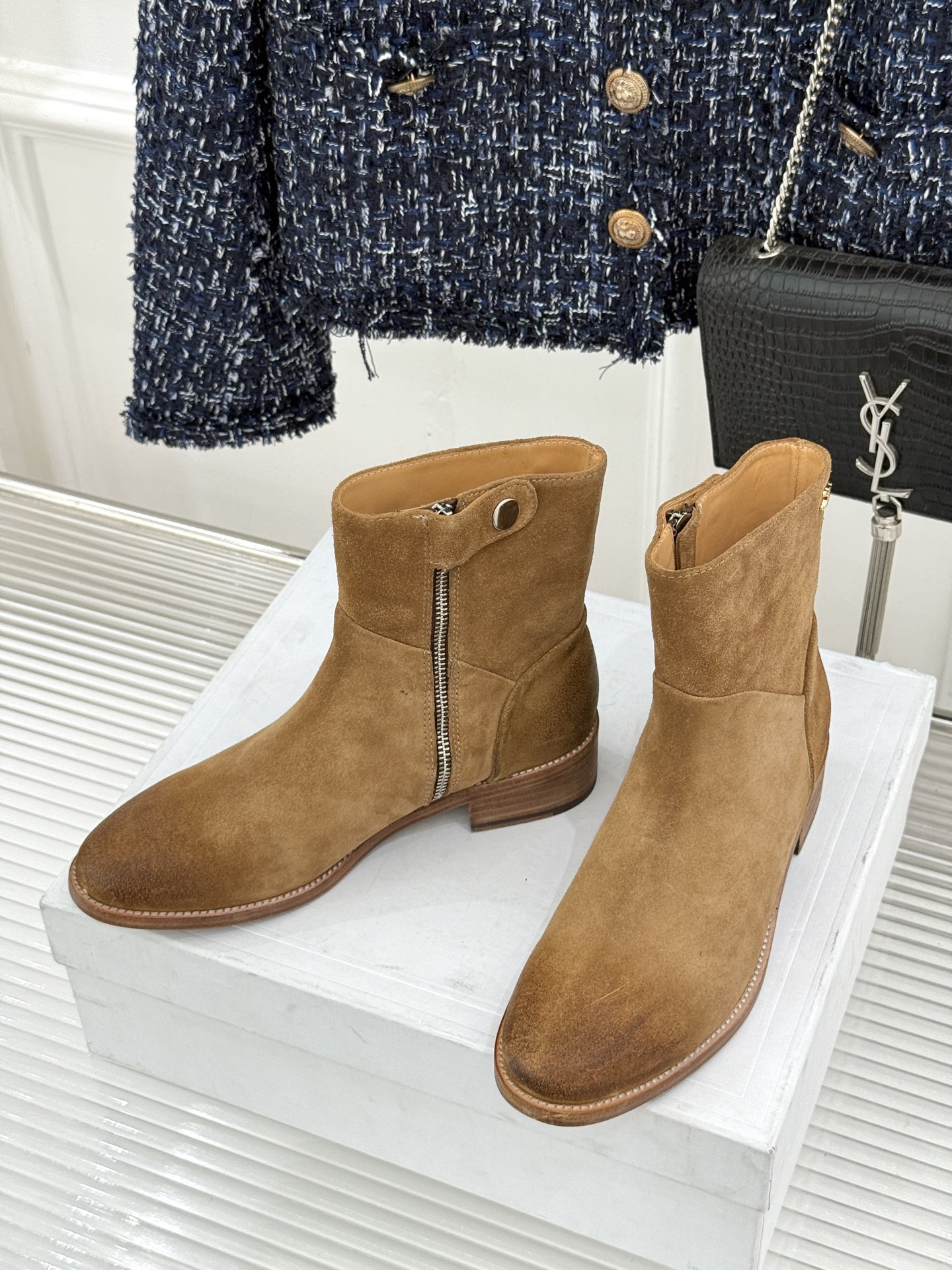 Celine /塞琳经典秋冬复古 西部缝线粗跟短长靴 秋冬穿搭的灵魂单品 经典款永不过时 鞋柜必备投资级单品 细节尽显品 Celine /塞琳经典秋冬复古 西部缝线粗跟短长靴 秋冬穿搭的灵魂单品 经典款永不过时 鞋柜必备投资级单品 细节尽显品