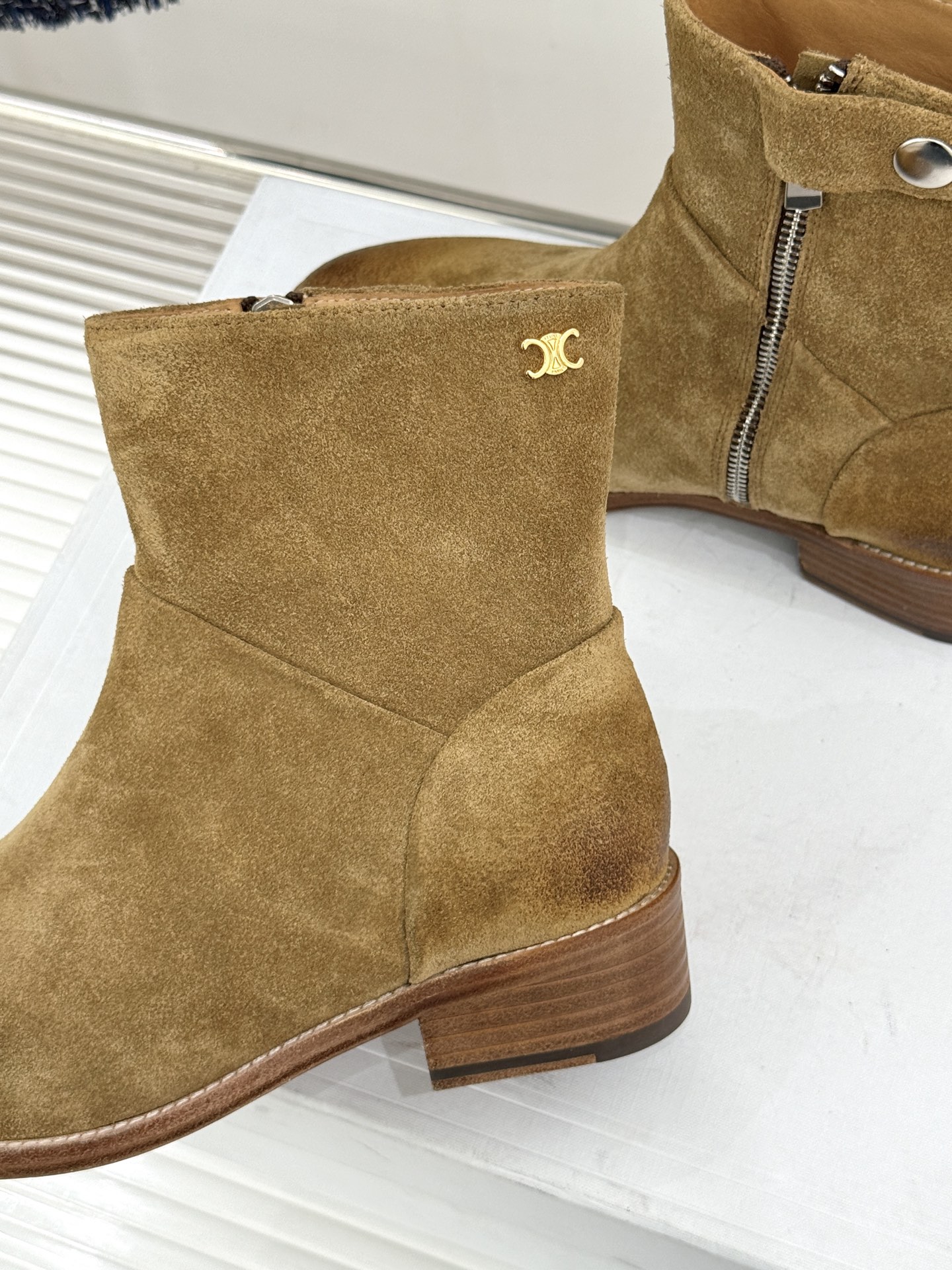 Celine /塞琳经典秋冬复古 西部缝线粗跟短长靴 秋冬穿搭的灵魂单品 经典款永不过时 鞋柜必备投资级单品 细节尽显品 Celine /塞琳经典秋冬复古 西部缝线粗跟短长靴 秋冬穿搭的灵魂单品 经典款永不过时 鞋柜必备投资级单品 细节尽显品