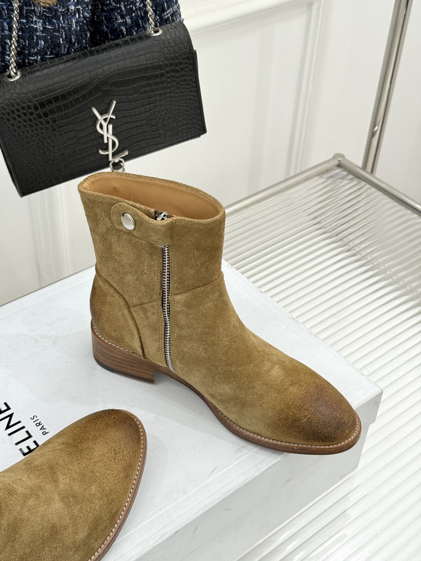Celine /塞琳经典秋冬复古 西部缝线粗跟短长靴 秋冬穿搭的灵魂单品 经典款永不过时 鞋柜必备投资级单品 细节尽显品 Celine /塞琳经典秋冬复古 西部缝线粗跟短长靴 秋冬穿搭的灵魂单品 经典款永不过时 鞋柜必备投资级单品 细节尽显品