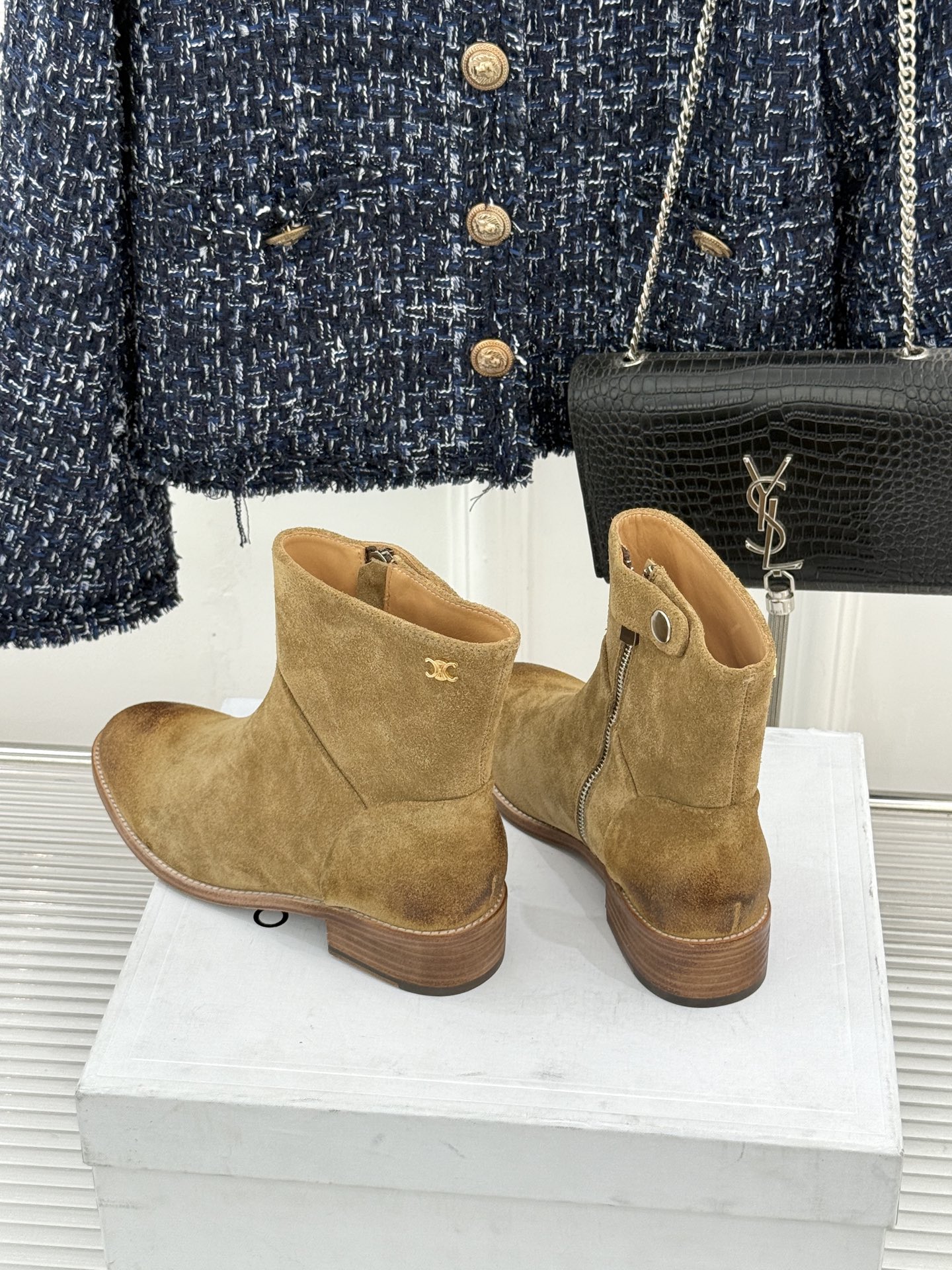 Celine /塞琳经典秋冬复古 西部缝线粗跟短长靴 秋冬穿搭的灵魂单品 经典款永不过时 鞋柜必备投资级单品 细节尽显品 Celine /塞琳经典秋冬复古 西部缝线粗跟短长靴 秋冬穿搭的灵魂单品 经典款永不过时 鞋柜必备投资级单品 细节尽显品