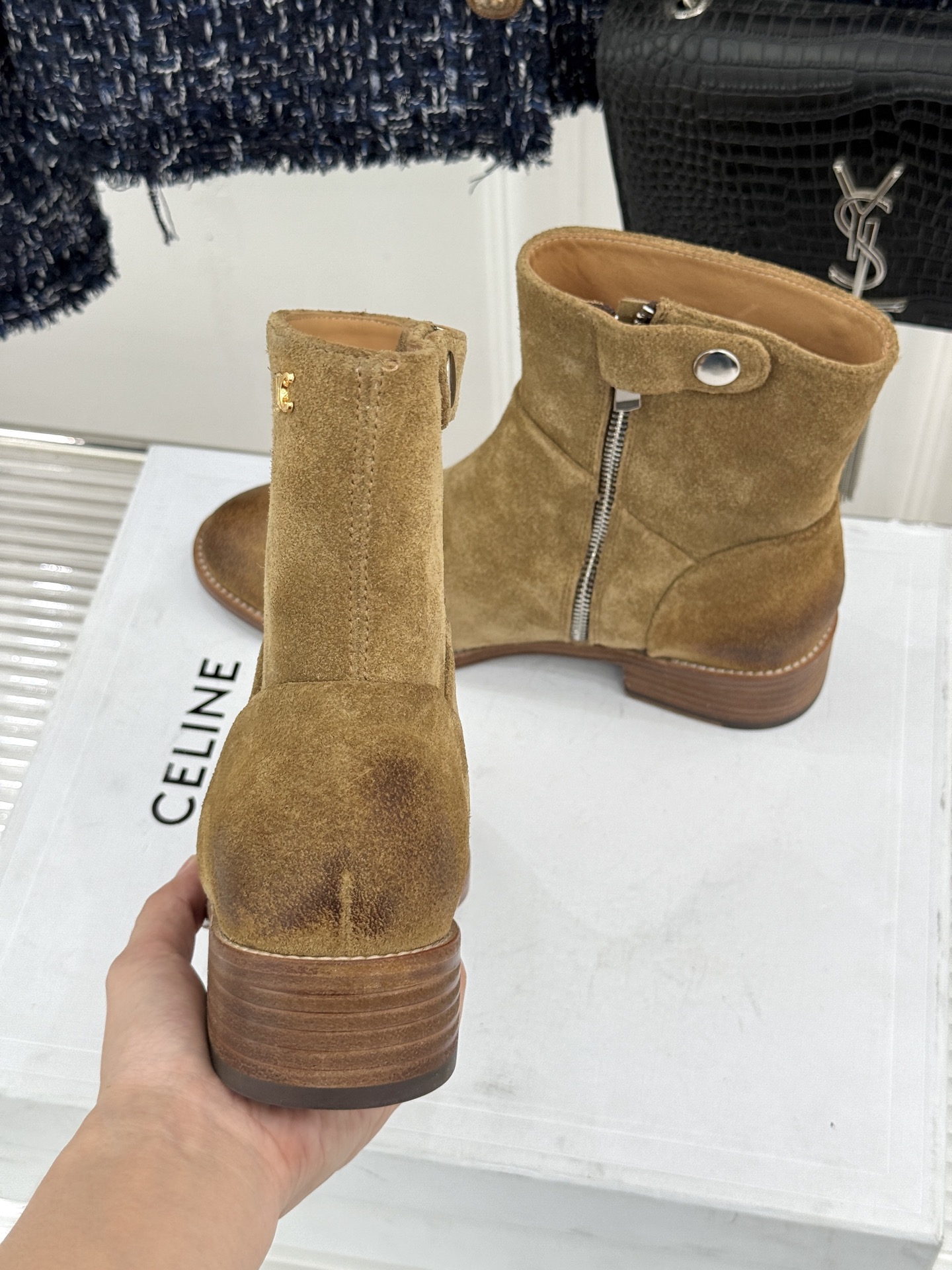 Celine /塞琳经典秋冬复古 西部缝线粗跟短长靴 秋冬穿搭的灵魂单品 经典款永不过时 鞋柜必备投资级单品 细节尽显品 Celine /塞琳经典秋冬复古 西部缝线粗跟短长靴 秋冬穿搭的灵魂单品 经典款永不过时 鞋柜必备投资级单品 细节尽显品