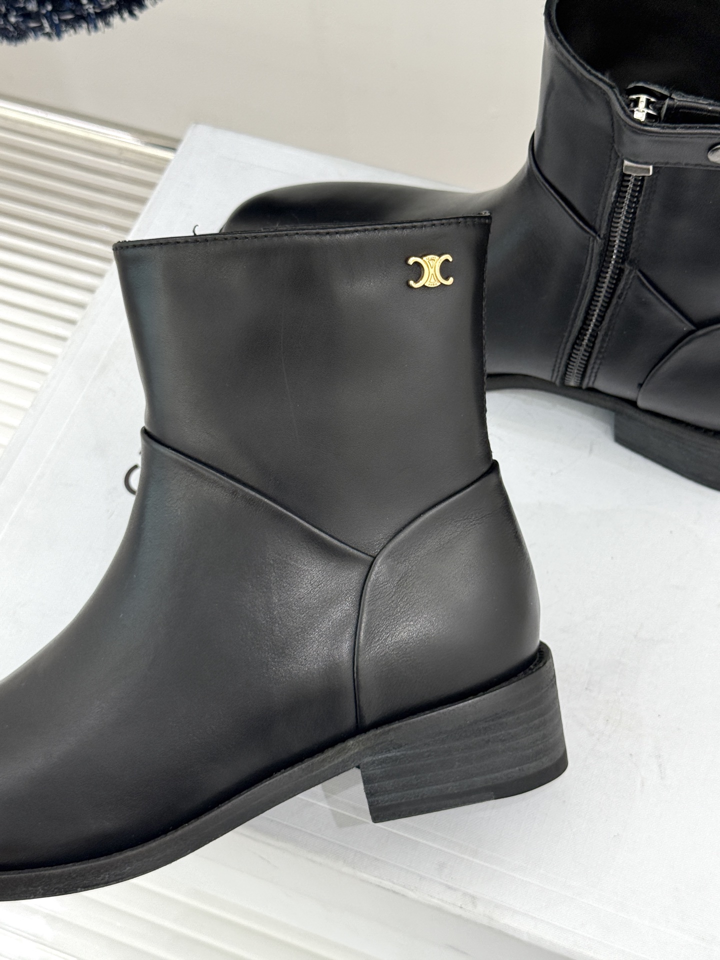 Celine /塞琳经典秋冬复古 西部缝线粗跟短长靴 秋冬穿搭的灵魂单品 经典款永不过时 鞋柜必备投资级单品 细节尽显品 Celine /塞琳经典秋冬复古 西部缝线粗跟短长靴 秋冬穿搭的灵魂单品 经典款永不过时 鞋柜必备投资级单品 细节尽显品