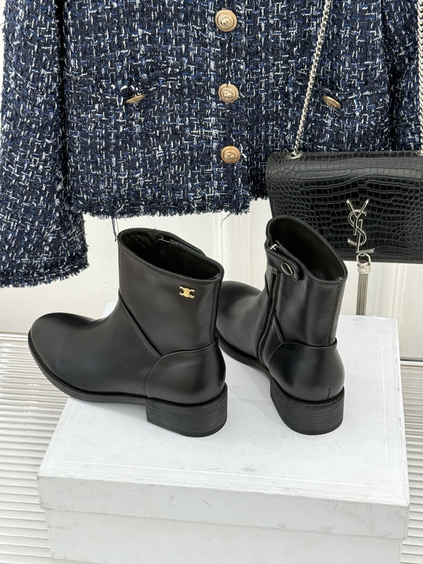 Celine /塞琳经典秋冬复古 西部缝线粗跟短长靴 秋冬穿搭的灵魂单品 经典款永不过时 鞋柜必备投资级单品 细节尽显品 Celine /塞琳经典秋冬复古 西部缝线粗跟短长靴 秋冬穿搭的灵魂单品 经典款永不过时 鞋柜必备投资级单品 细节尽显品