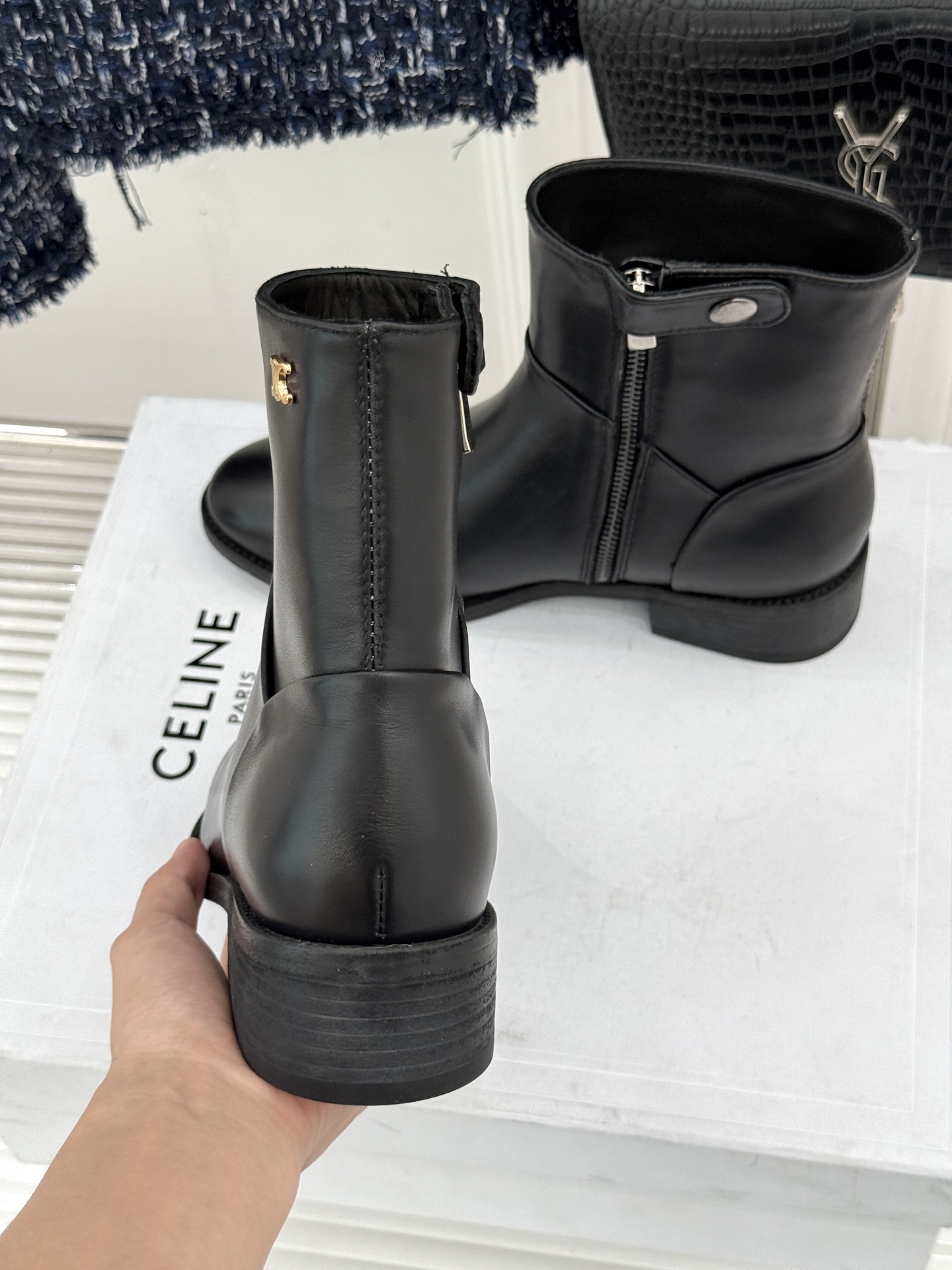 Celine /塞琳经典秋冬复古 西部缝线粗跟短长靴 秋冬穿搭的灵魂单品 经典款永不过时 鞋柜必备投资级单品 细节尽显品 Celine /塞琳经典秋冬复古 西部缝线粗跟短长靴 秋冬穿搭的灵魂单品 经典款永不过时 鞋柜必备投资级单品 细节尽显品