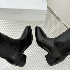 Celine /塞琳26WF秋冬新品 复古系带厚底短靴 秋冬鞋柜的灵魂单品 经典款无惧潮流更迭 意式手工打磨每处细节 低 Celine /塞琳26WF秋冬新品 复古系带厚底短靴 秋冬鞋柜的灵魂单品 经典款无惧潮流更迭 意式手工打磨每处细节 低