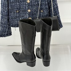 Celine /塞琳26WF秋冬新品 复古系带厚底短靴 秋冬鞋柜的灵魂单品 经典款无惧潮流更迭 意式手工打磨每处细节 低 Celine /塞琳26WF秋冬新品 复古系带厚底短靴 秋冬鞋柜的灵魂单品 经典款无惧潮流更迭 意式手工打磨每处细节 低