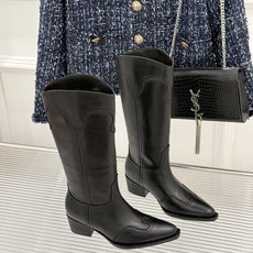 Celine /塞琳26WF秋冬新品 复古系带厚底短靴 秋冬鞋柜的灵魂单品 经典款无惧潮流更迭 意式手工打磨每处细节 低 Celine /塞琳26WF秋冬新品 复古系带厚底短靴 秋冬鞋柜的灵魂单品 经典款无惧潮流更迭 意式手工打磨每处细节 低