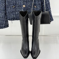 Celine /塞琳26WF秋冬新品 复古系带厚底短靴 秋冬鞋柜的灵魂单品 经典款无惧潮流更迭 意式手工打磨每处细节 低 Celine /塞琳26WF秋冬新品 复古系带厚底短靴 秋冬鞋柜的灵魂单品 经典款无惧潮流更迭 意式手工打磨每处细节 低