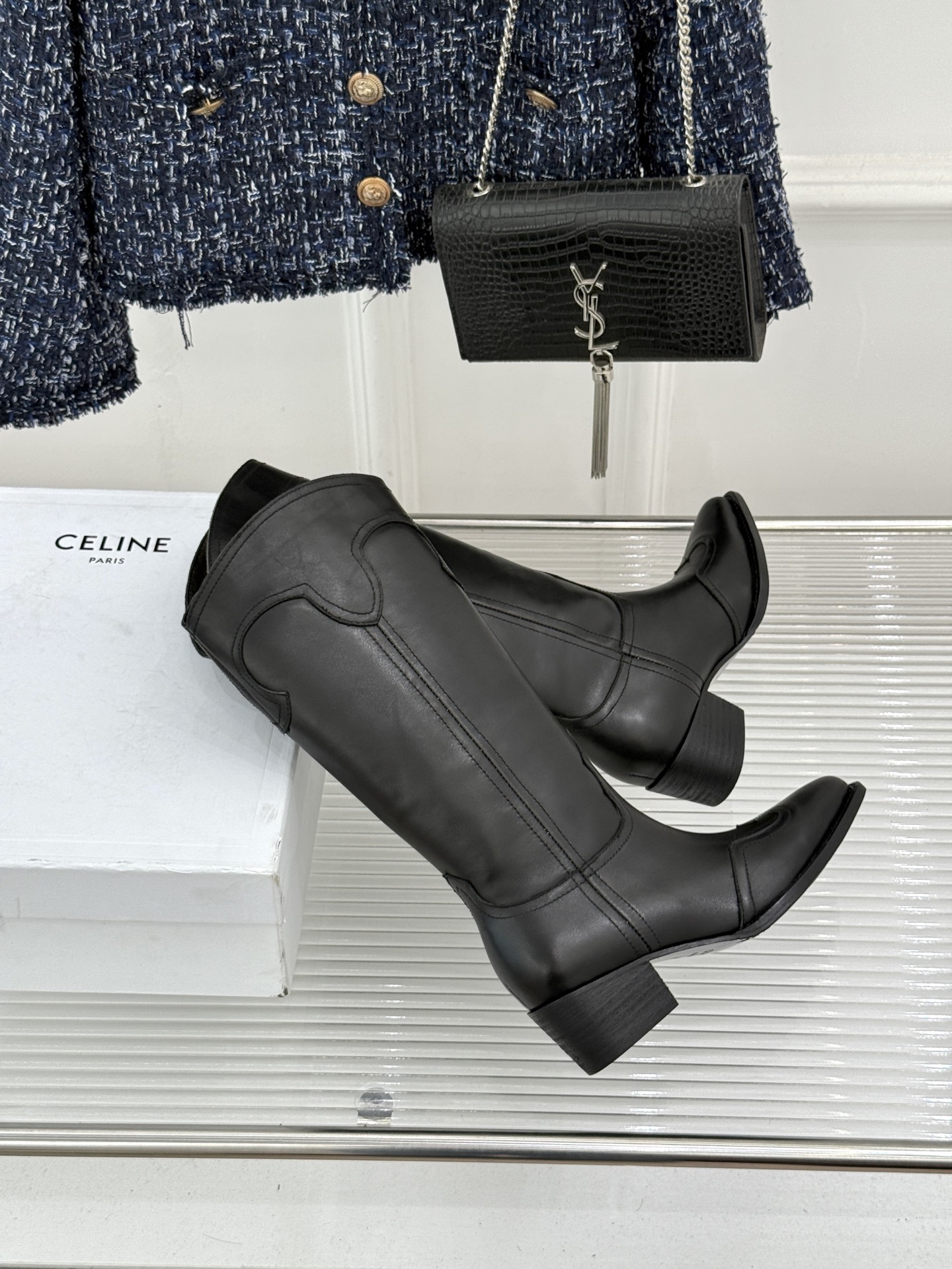 Celine /塞琳26WF秋冬新品 复古系带厚底短靴 秋冬鞋柜的灵魂单品 经典款无惧潮流更迭 意式手工打磨每处细节 低 Celine /塞琳26WF秋冬新品 复古系带厚底短靴 秋冬鞋柜的灵魂单品 经典款无惧潮流更迭 意式手工打磨每处细节 低