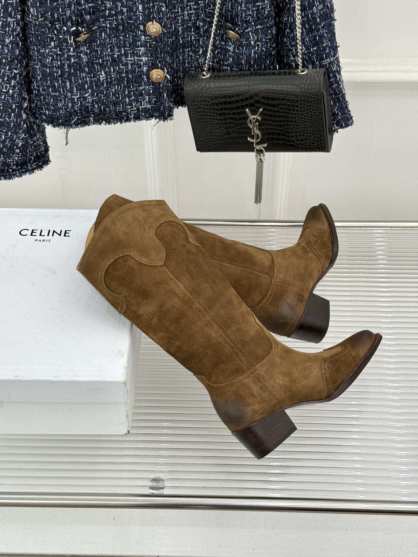 Celine /塞琳26WF秋冬新品 复古系带厚底短靴 秋冬鞋柜的灵魂单品 经典款无惧潮流更迭 意式手工打磨每处细节 低 Celine /塞琳26WF秋冬新品 复古系带厚底短靴 秋冬鞋柜的灵魂单品 经典款无惧潮流更迭 意式手工打磨每处细节 低