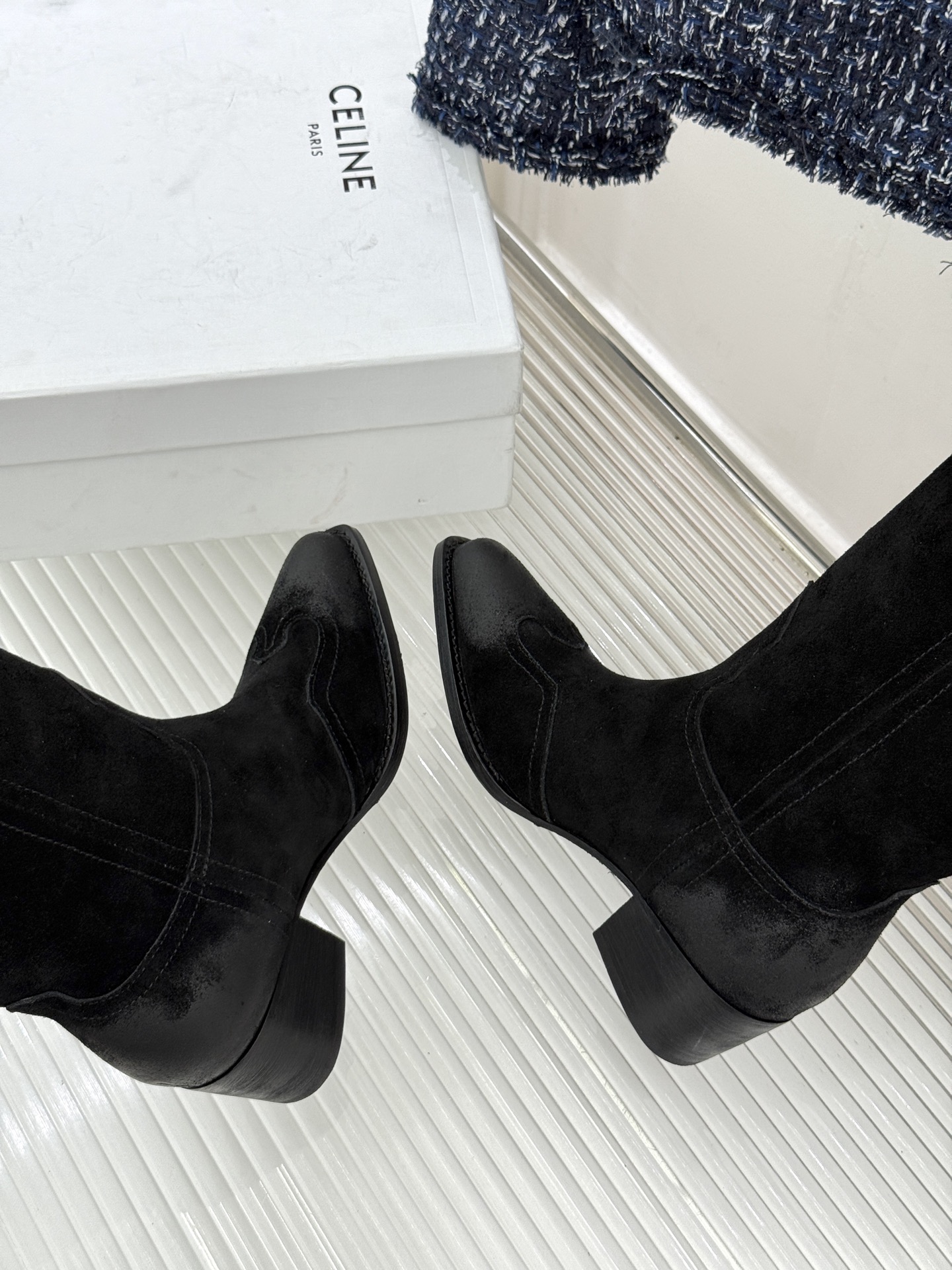 Celine /塞琳26WF秋冬新品 复古系带厚底短靴 秋冬鞋柜的灵魂单品 经典款无惧潮流更迭 意式手工打磨每处细节 低 Celine /塞琳26WF秋冬新品 复古系带厚底短靴 秋冬鞋柜的灵魂单品 经典款无惧潮流更迭 意式手工打磨每处细节 低
