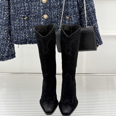 Celine /塞琳26WF秋冬新品 复古系带厚底短靴 秋冬鞋柜的灵魂单品 经典款无惧潮流更迭 意式手工打磨每处细节 低 Celine /塞琳26WF秋冬新品 复古系带厚底短靴 秋冬鞋柜的灵魂单品 经典款无惧潮流更迭 意式手工打磨每处细节 低