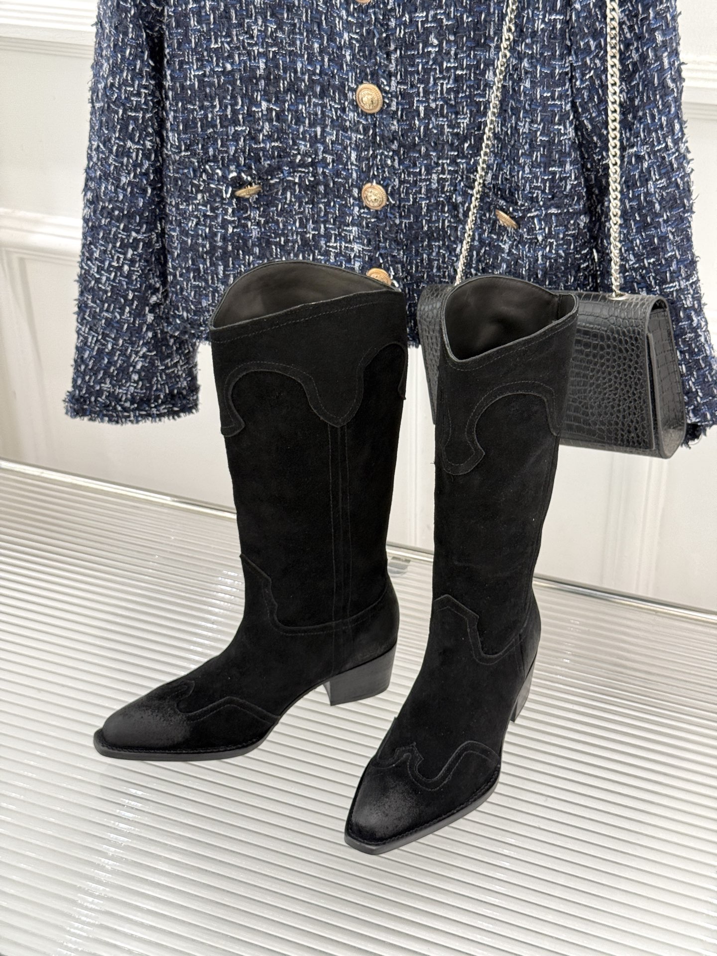 Celine /塞琳26WF秋冬新品 复古系带厚底短靴 秋冬鞋柜的灵魂单品 经典款无惧潮流更迭 意式手工打磨每处细节 低 Celine /塞琳26WF秋冬新品 复古系带厚底短靴 秋冬鞋柜的灵魂单品 经典款无惧潮流更迭 意式手工打磨每处细节 低