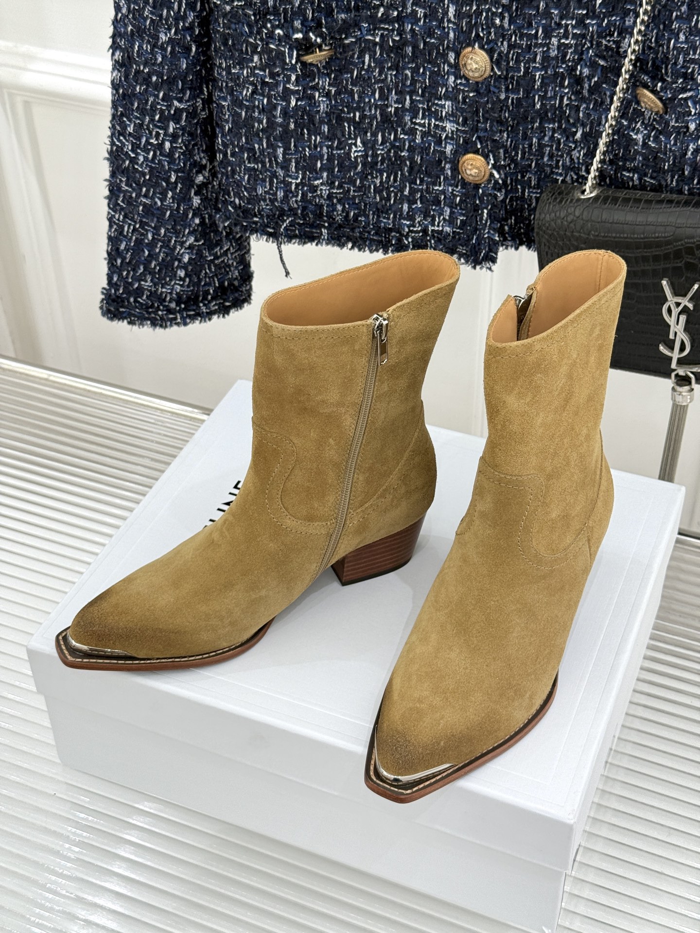 Celine /塞琳经典秋冬复古 金属头西部粗跟短靴 秋冬复古酷飒风天花板 头层小牛皮肌理细腻高级 亮面金属辨识度拉满 Celine /塞琳经典秋冬复古 金属头西部粗跟短靴 秋冬复古酷飒风天花板 头层小牛皮肌理细腻高级 亮面金属辨识度拉满