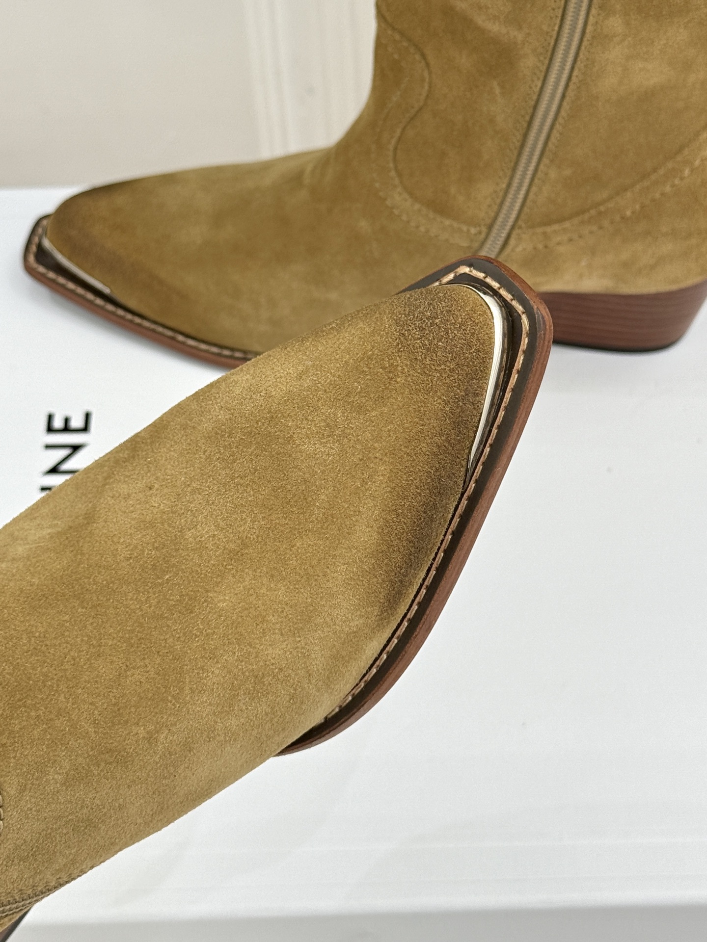 Celine /塞琳经典秋冬复古 金属头西部粗跟短靴 秋冬复古酷飒风天花板 头层小牛皮肌理细腻高级 亮面金属辨识度拉满 Celine /塞琳经典秋冬复古 金属头西部粗跟短靴 秋冬复古酷飒风天花板 头层小牛皮肌理细腻高级 亮面金属辨识度拉满