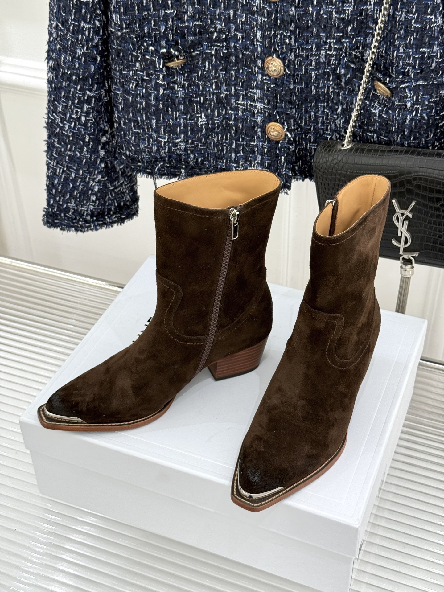 Celine /塞琳经典秋冬复古 金属头西部粗跟短靴 秋冬复古酷飒风天花板 头层小牛皮肌理细腻高级 亮面金属辨识度拉满 Celine /塞琳经典秋冬复古 金属头西部粗跟短靴 秋冬复古酷飒风天花板 头层小牛皮肌理细腻高级 亮面金属辨识度拉满