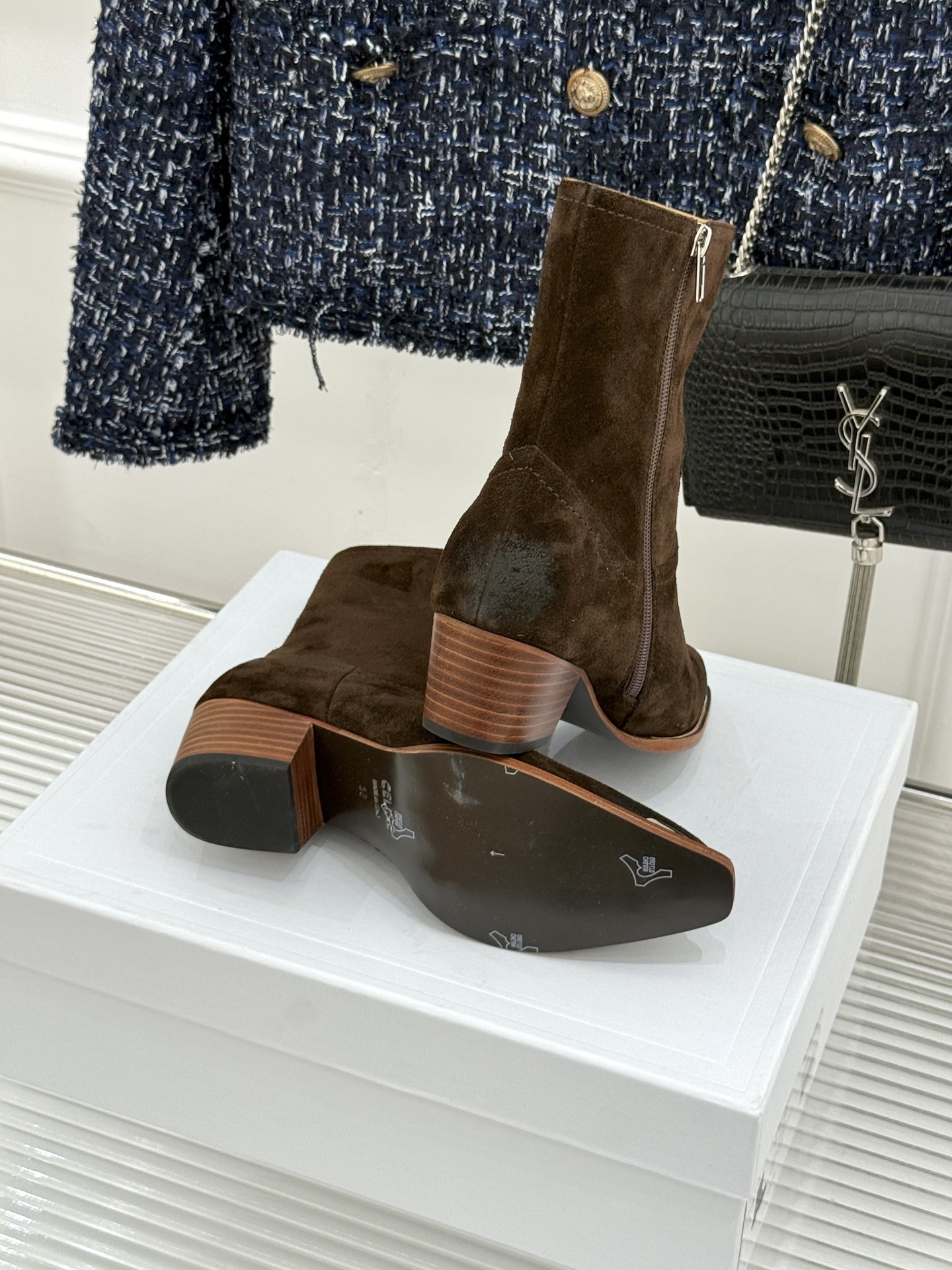 Celine /塞琳经典秋冬复古 金属头西部粗跟短靴 秋冬复古酷飒风天花板 头层小牛皮肌理细腻高级 亮面金属辨识度拉满 Celine /塞琳经典秋冬复古 金属头西部粗跟短靴 秋冬复古酷飒风天花板 头层小牛皮肌理细腻高级 亮面金属辨识度拉满