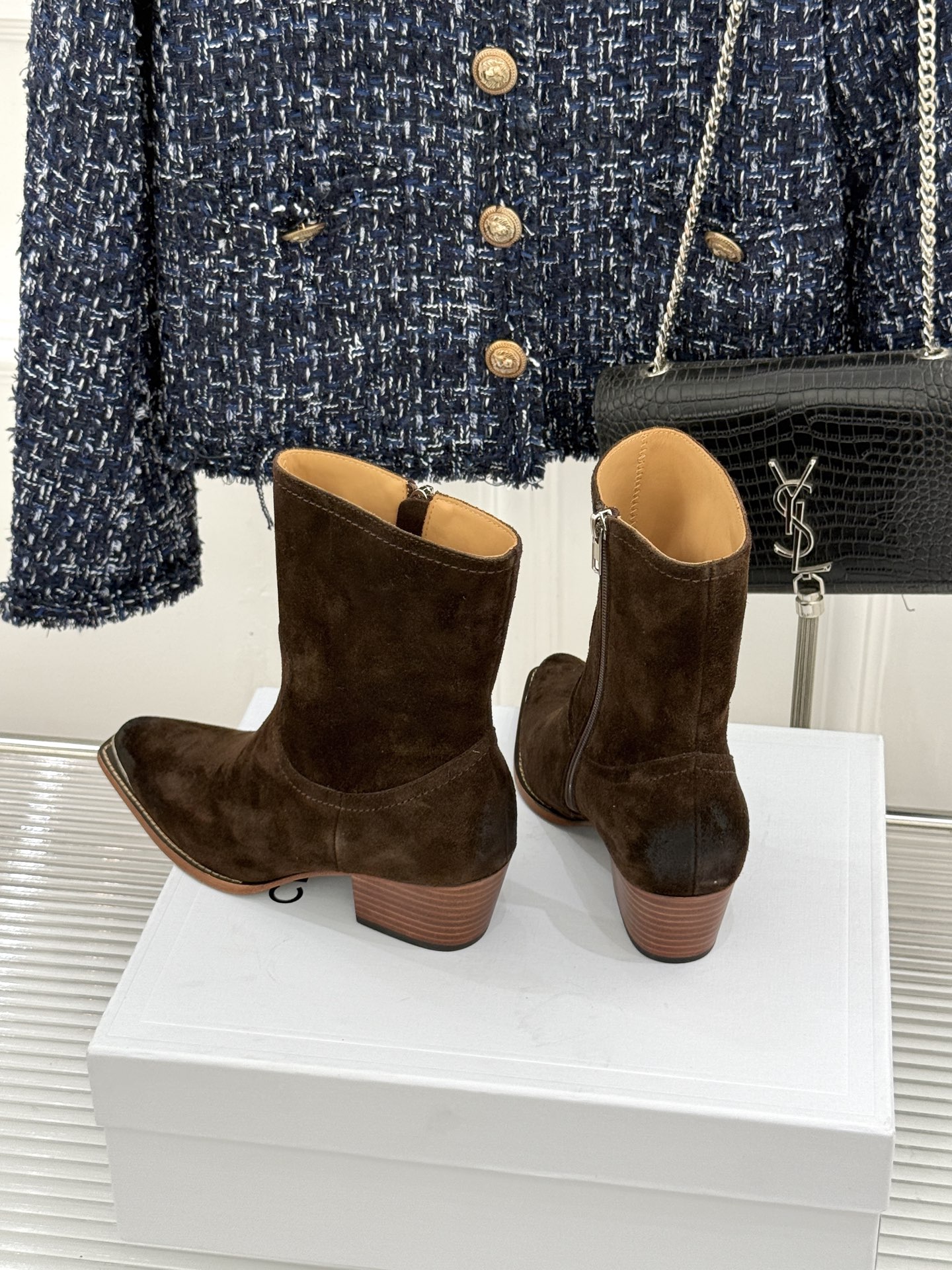 Celine /塞琳经典秋冬复古 金属头西部粗跟短靴 秋冬复古酷飒风天花板 头层小牛皮肌理细腻高级 亮面金属辨识度拉满 Celine /塞琳经典秋冬复古 金属头西部粗跟短靴 秋冬复古酷飒风天花板 头层小牛皮肌理细腻高级 亮面金属辨识度拉满