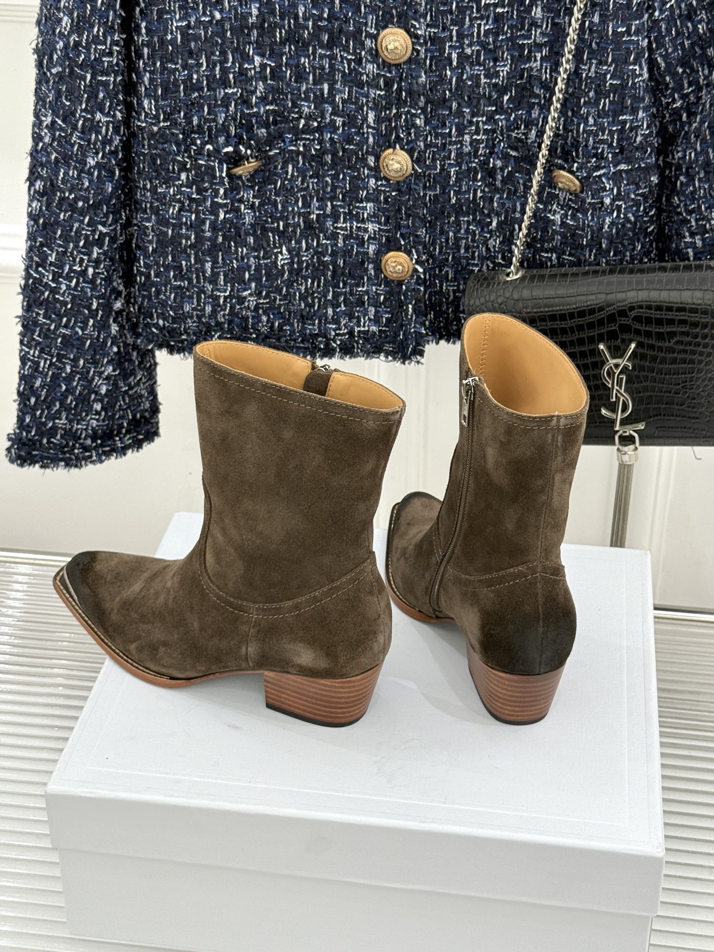 Celine /塞琳经典秋冬复古 金属头西部粗跟短靴 秋冬复古酷飒风天花板 头层小牛皮肌理细腻高级 亮面金属辨识度拉满 Celine /塞琳经典秋冬复古 金属头西部粗跟短靴 秋冬复古酷飒风天花板 头层小牛皮肌理细腻高级 亮面金属辨识度拉满