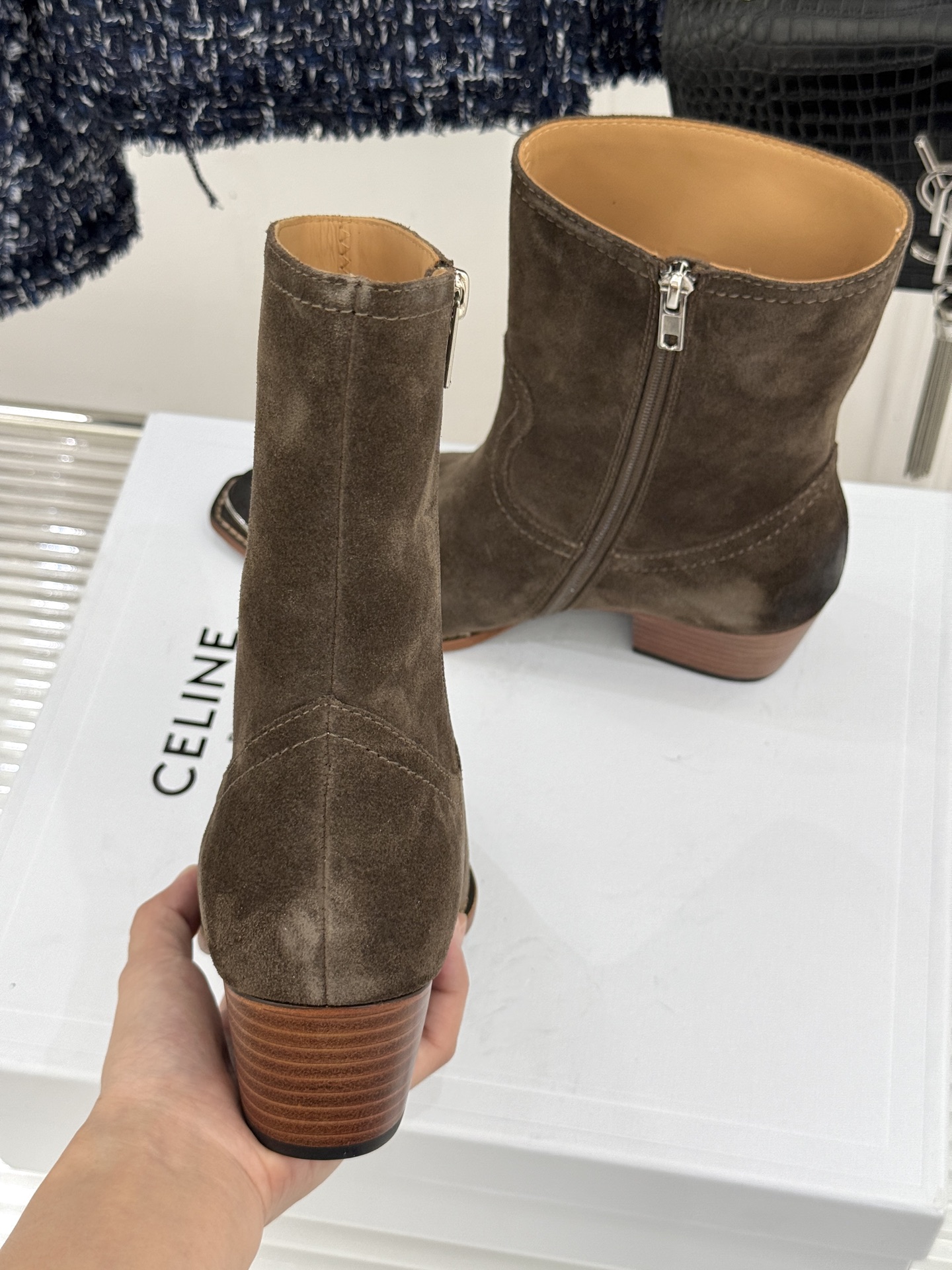 Celine /塞琳经典秋冬复古 金属头西部粗跟短靴 秋冬复古酷飒风天花板 头层小牛皮肌理细腻高级 亮面金属辨识度拉满 Celine /塞琳经典秋冬复古 金属头西部粗跟短靴 秋冬复古酷飒风天花板 头层小牛皮肌理细腻高级 亮面金属辨识度拉满