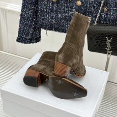 Celine /塞琳经典秋冬复古 金属头西部粗跟短靴 秋冬复古酷飒风天花板 头层小牛皮肌理细腻高级 亮面金属辨识度拉满 Celine /塞琳经典秋冬复古 金属头西部粗跟短靴 秋冬复古酷飒风天花板 头层小牛皮肌理细腻高级 亮面金属辨识度拉满