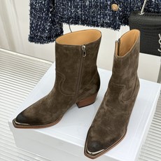 Celine /塞琳经典秋冬复古 金属头西部粗跟短靴 秋冬复古酷飒风天花板 头层小牛皮肌理细腻高级 亮面金属辨识度拉满 Celine /塞琳经典秋冬复古 金属头西部粗跟短靴 秋冬复古酷飒风天花板 头层小牛皮肌理细腻高级 亮面金属辨识度拉满
