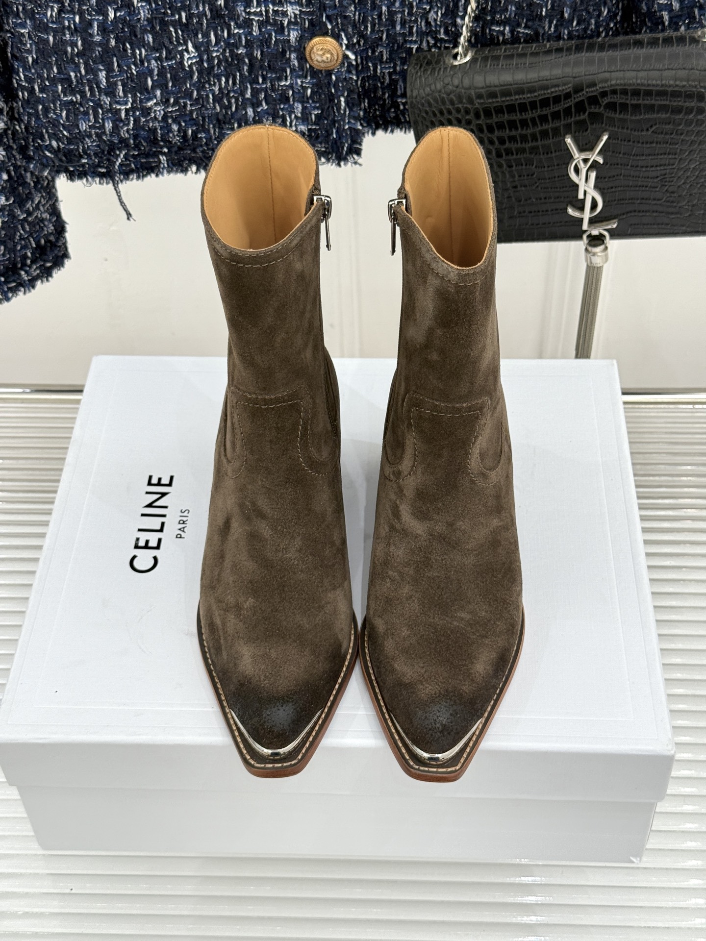 Celine /塞琳经典秋冬复古 金属头西部粗跟短靴 秋冬复古酷飒风天花板 头层小牛皮肌理细腻高级 亮面金属辨识度拉满 Celine /塞琳经典秋冬复古 金属头西部粗跟短靴 秋冬复古酷飒风天花板 头层小牛皮肌理细腻高级 亮面金属辨识度拉满