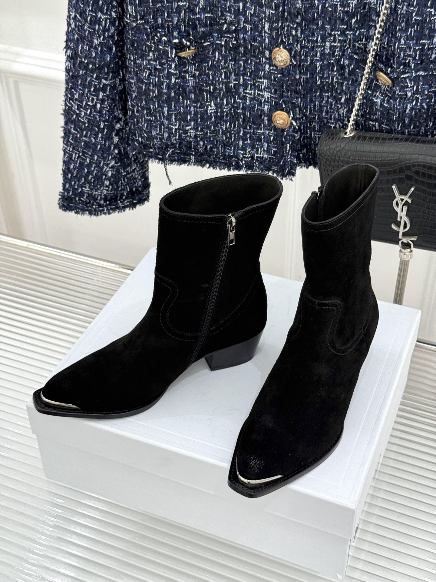Celine /塞琳经典秋冬复古 金属头西部粗跟短靴 秋冬复古酷飒风天花板 头层小牛皮肌理细腻高级 亮面金属辨识度拉满 