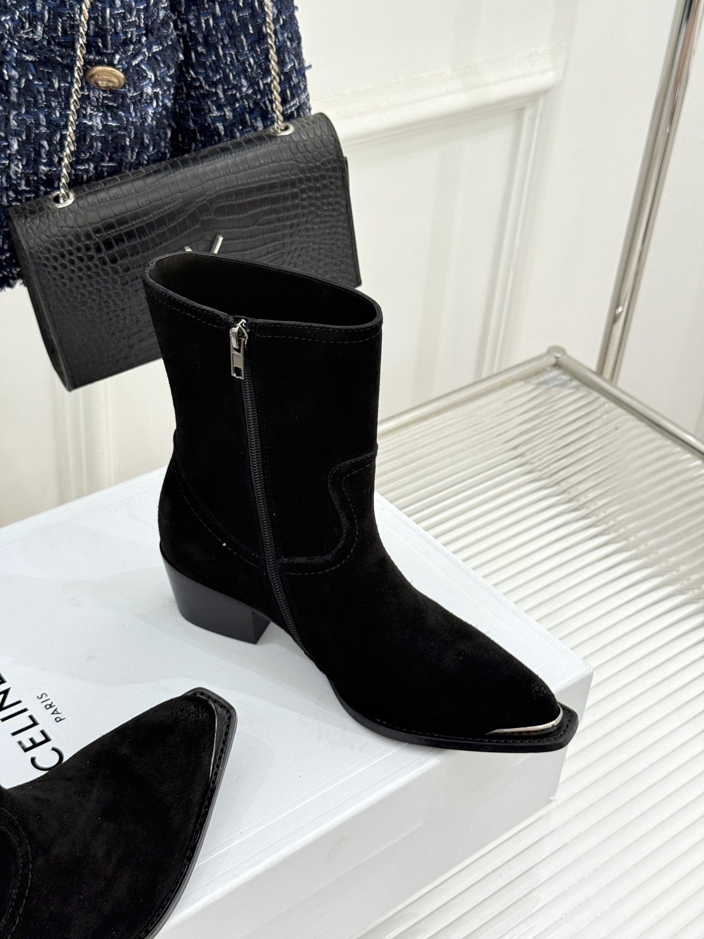 Celine /塞琳经典秋冬复古 金属头西部粗跟短靴 秋冬复古酷飒风天花板 头层小牛皮肌理细腻高级 亮面金属辨识度拉满 